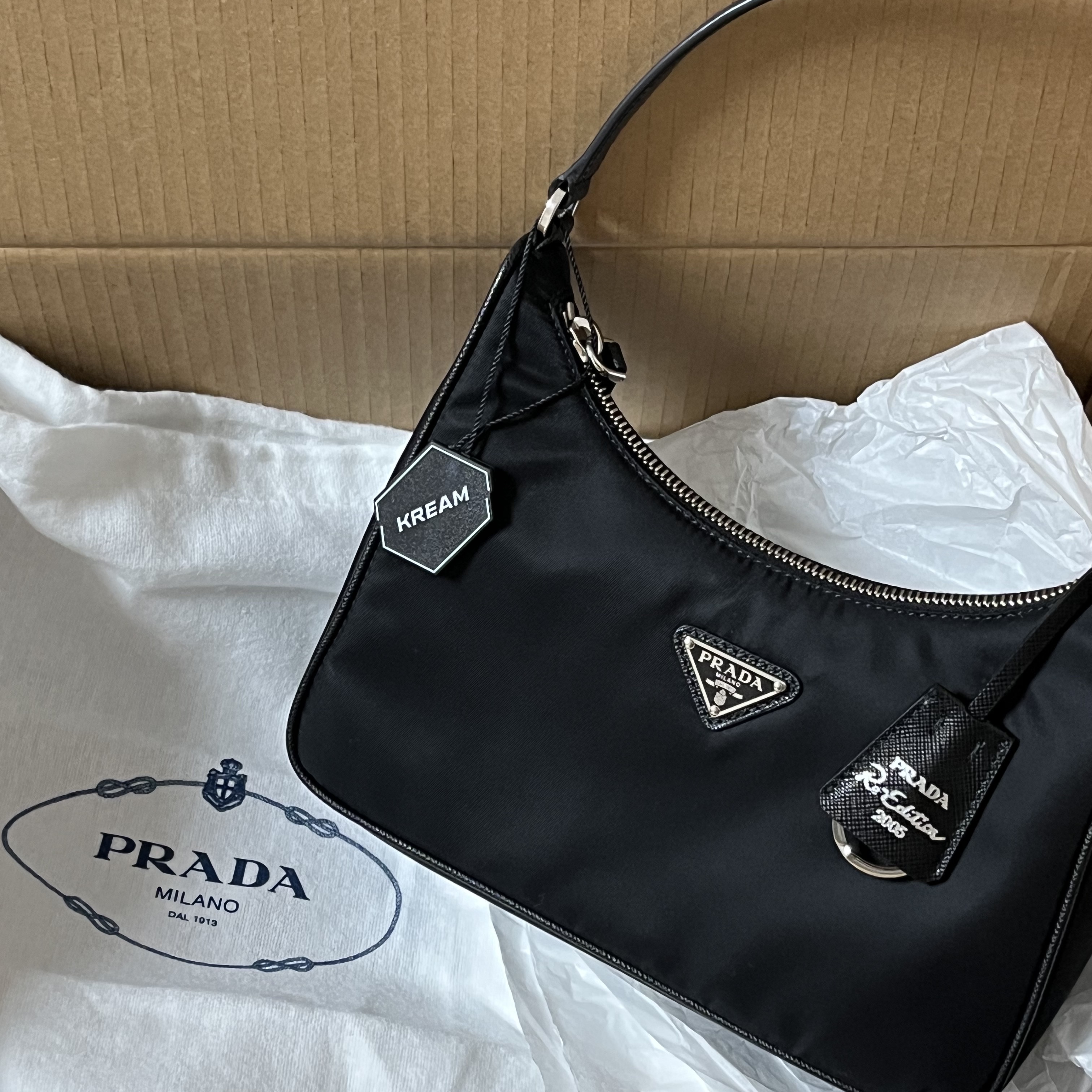 Prada Re-Edition 2005 Re-Nylon Mini Hobo Bag Black 착용 스타일 - 1