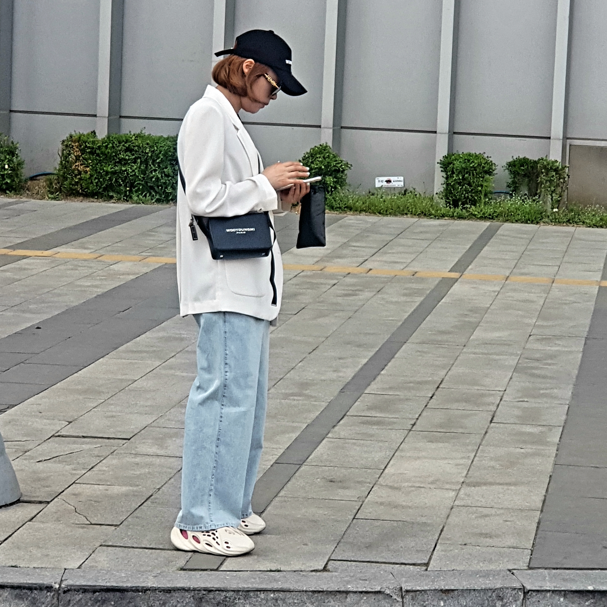 Wooyoungmi Embroidered Ball Cap Black - 23SS, Wooyoungmi Square Mini Bag Black 착용 스타일
