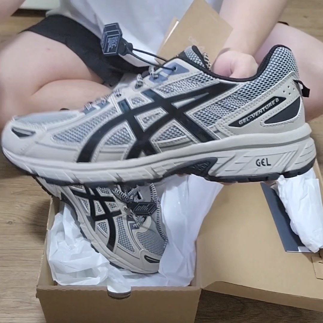 Asics Gel-Venture 6 Feather Grey Black 착용 스타일 - 2