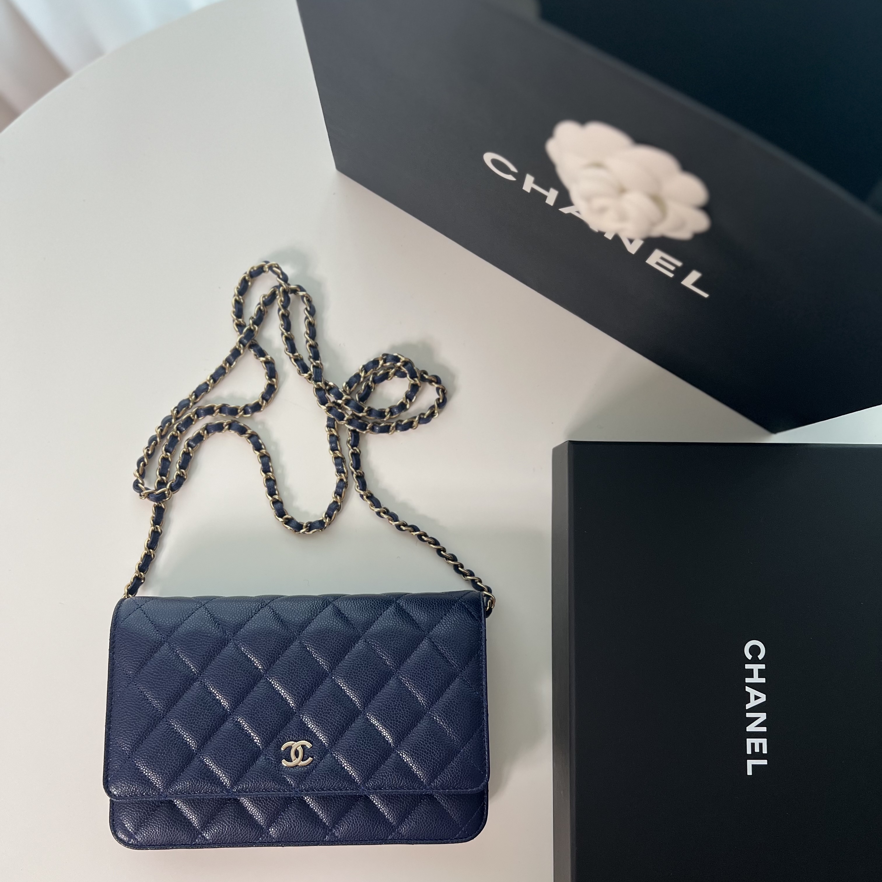 Chanel Classic Wallet On Chain Grained Calfskin & Gold Navy Blue 착용 스타일 - 2