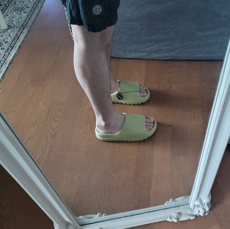 Adidas Yeezy Slide Resin 2022 착용 스타일