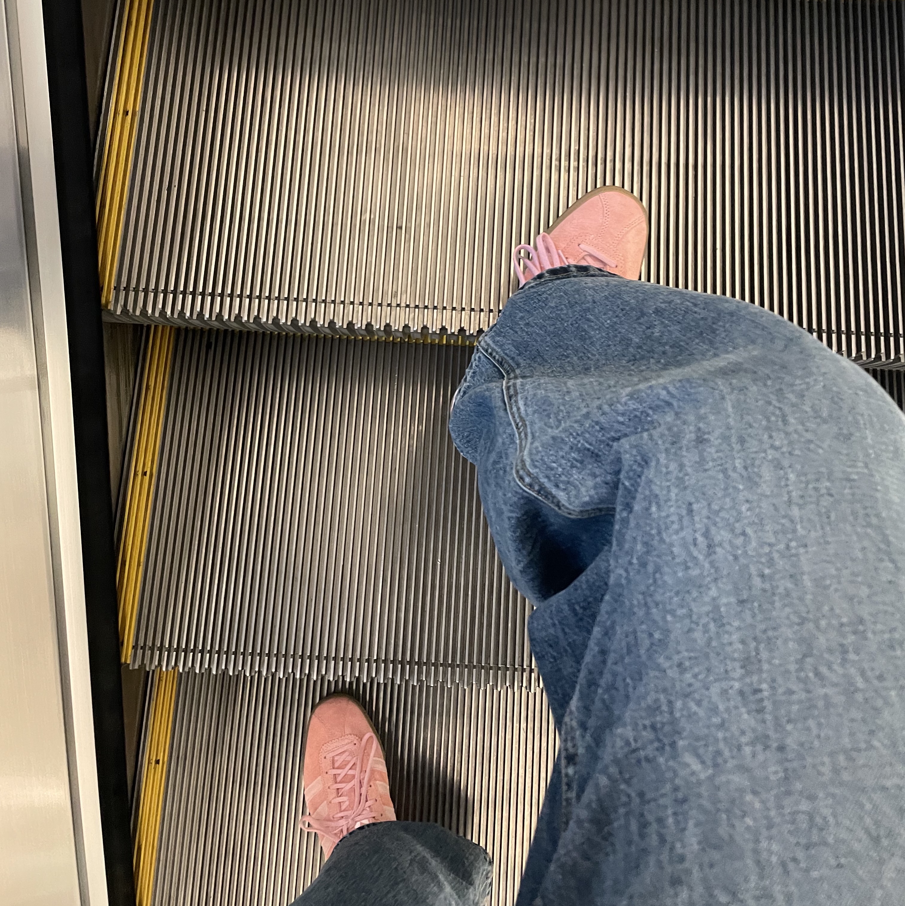 Adidas Bermuda Glow Pink 착용 스타일