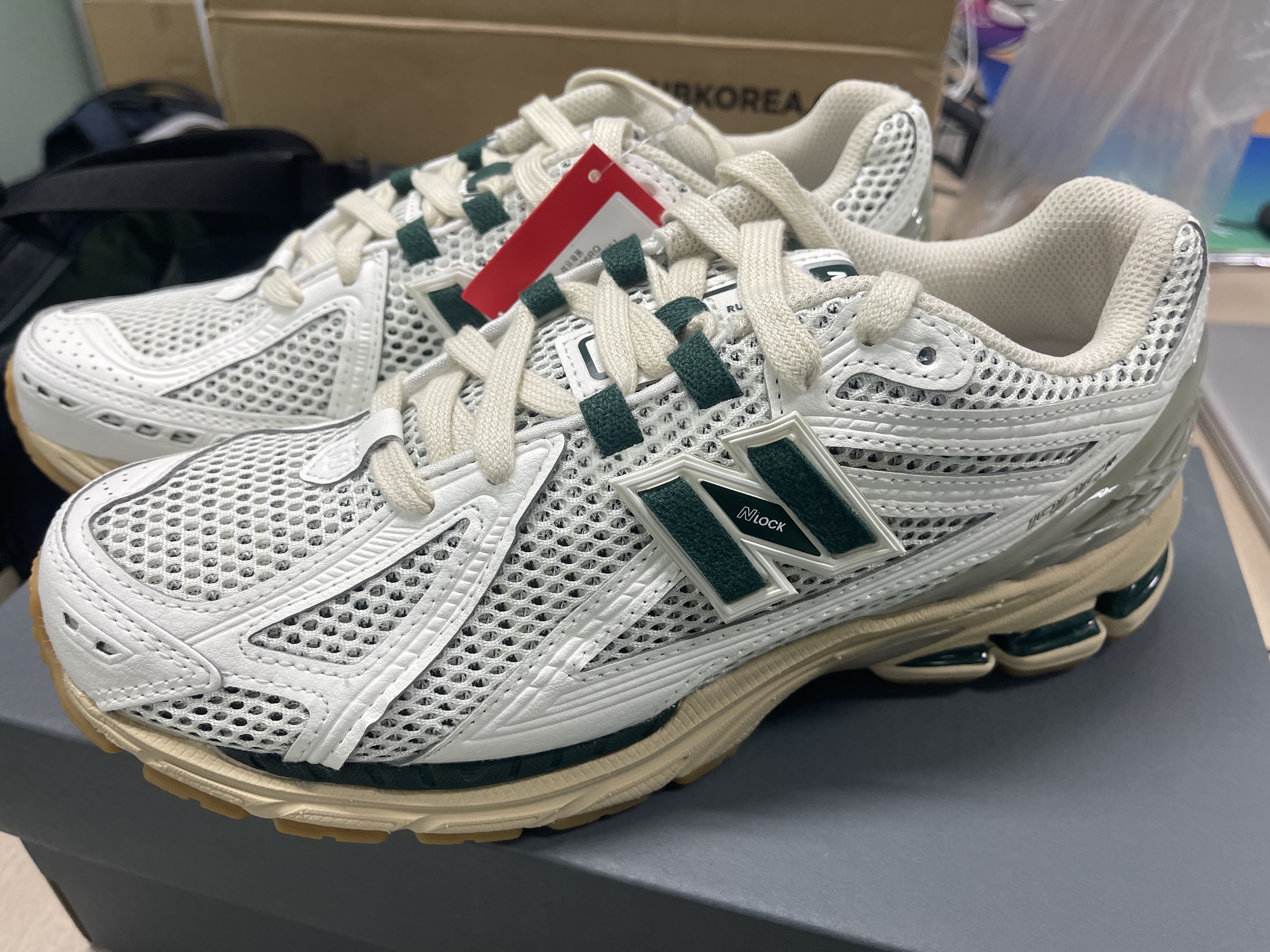 New Balance 1906R Silver Green 착용 스타일 - 1