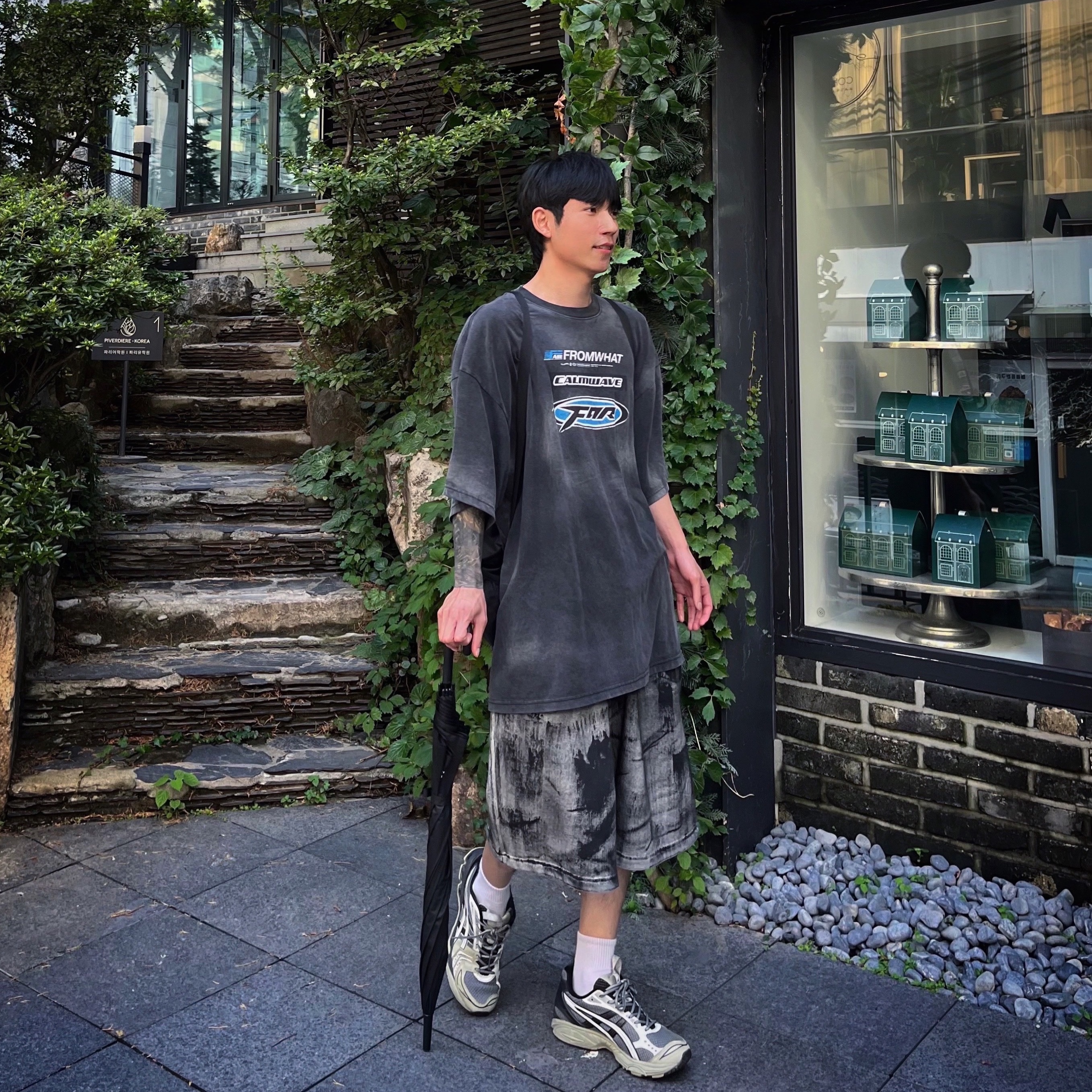 Farfromwhat Far Washed Logo T-Shirt Black, Undermycar Nimbus Rough Oil Coating Sweatshorts Ultimate Gray - 23SS 착용 스타일 - 1