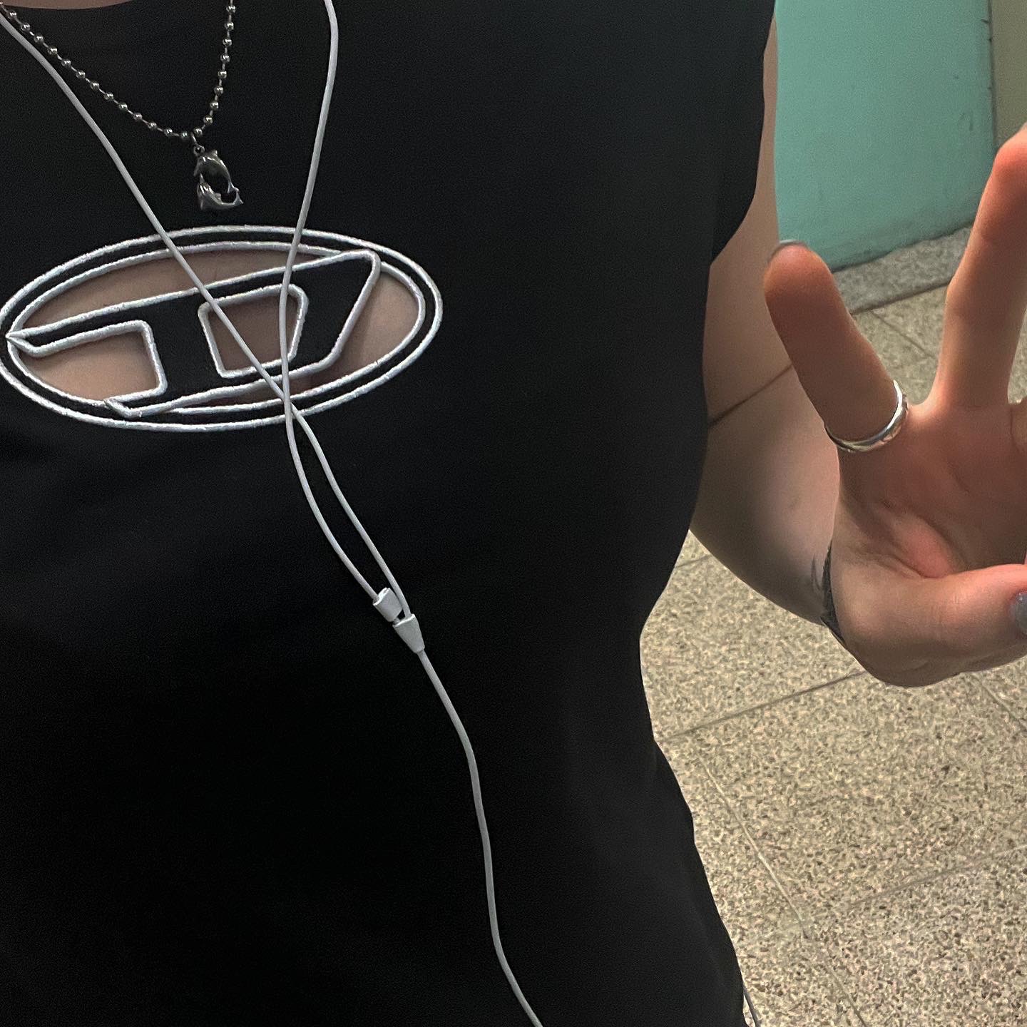 (W) Diesel T-Angie Peekaboo Logo T-Shirt Black 착용 스타일