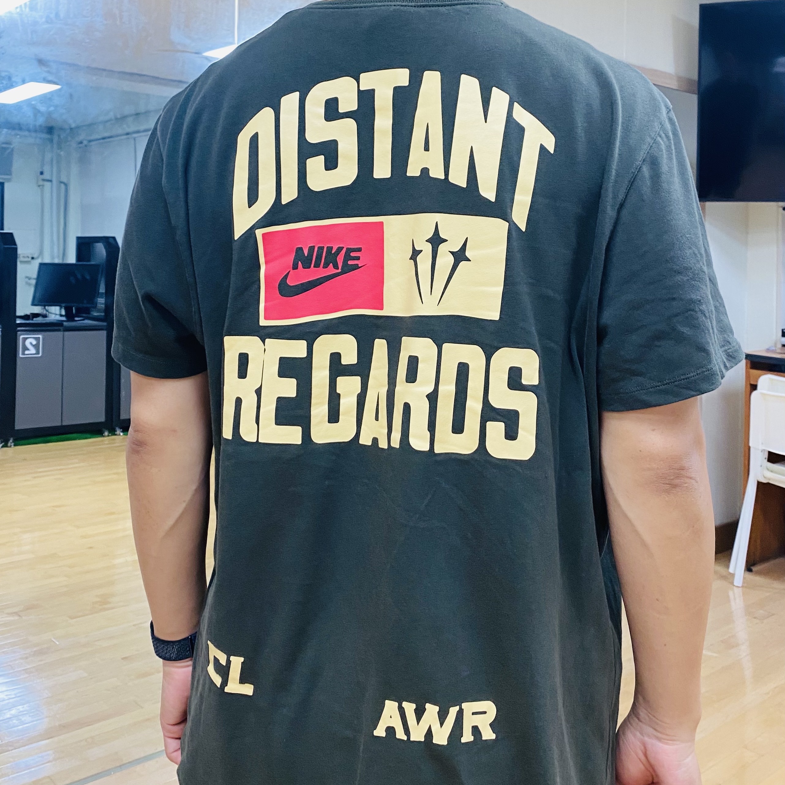Nike x Drake Nocta x Cactus Plant Flea Market Souvenir Cactus T-Shirt Sequoia (DR2630-355) 착용 스타일