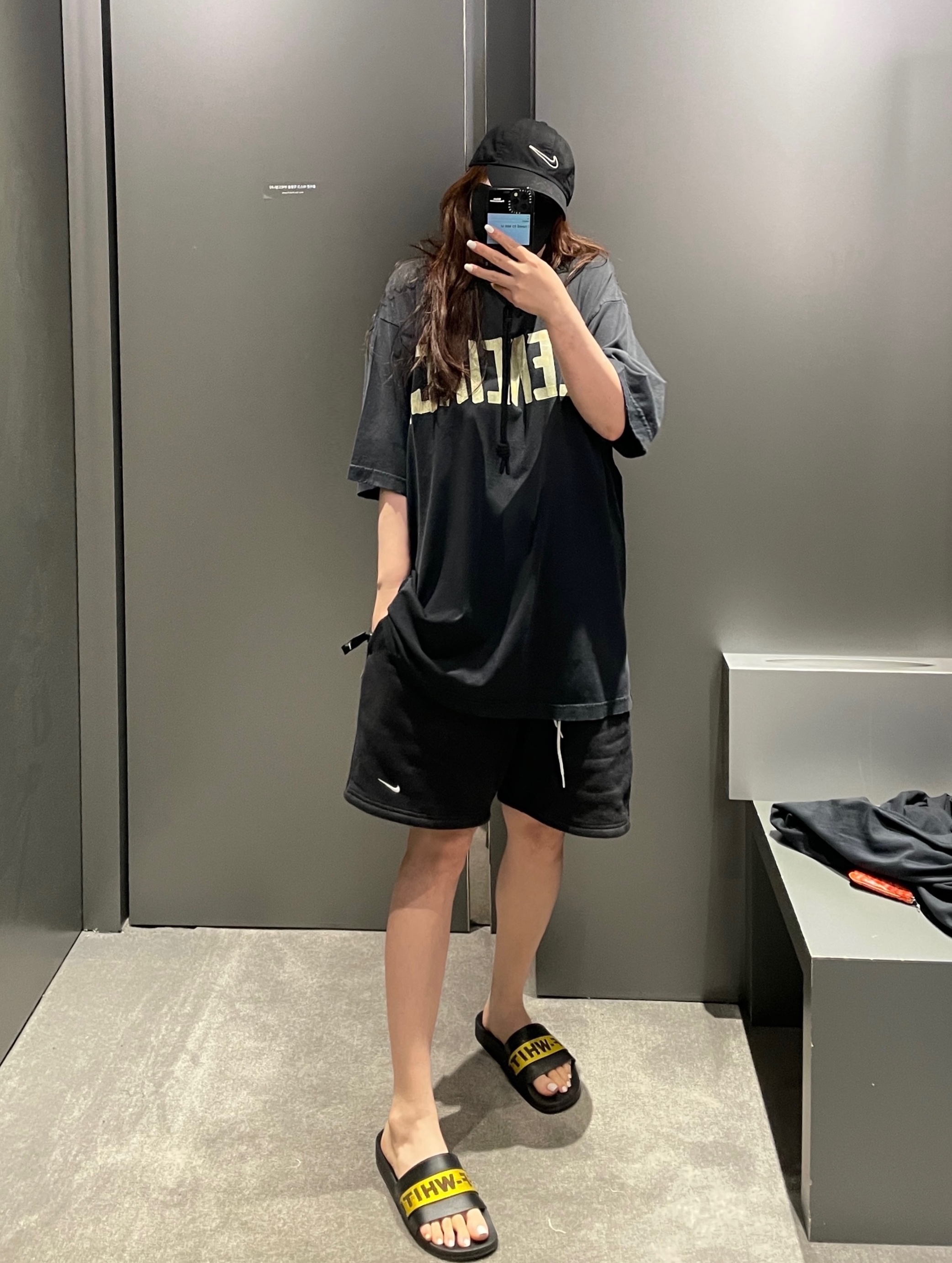 Balenciaga Tape Type Medium Fit T-Shirt Faded Black 착용 스타일
