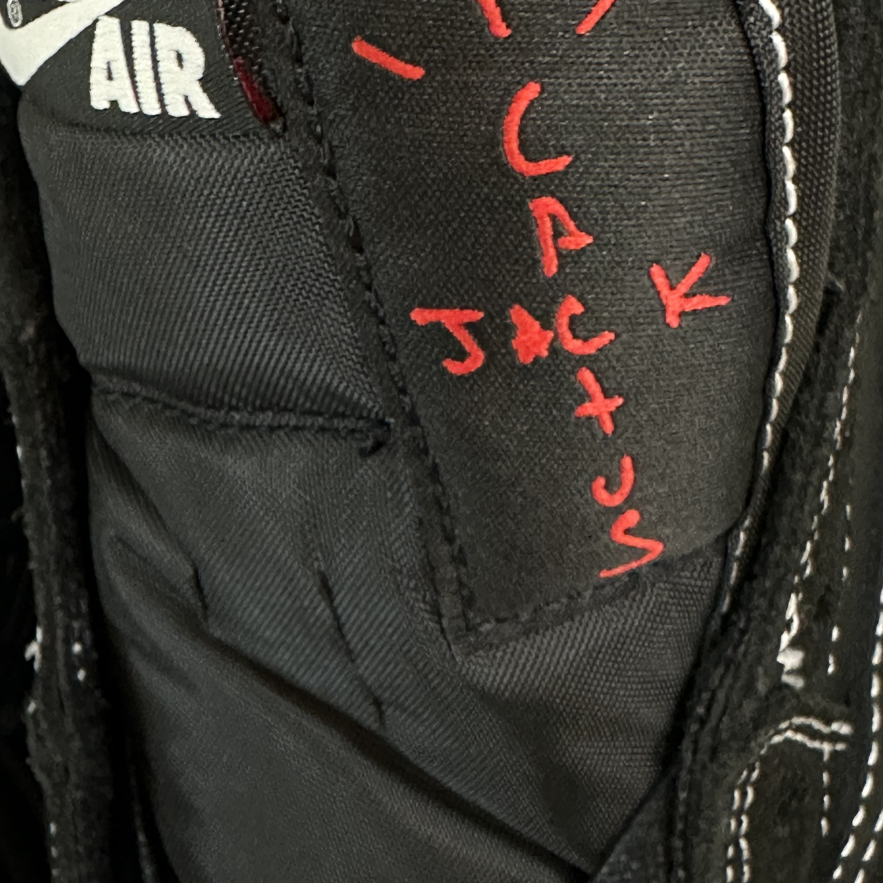 Jordan 1 x Travis Scott Retro Low OG SP Black Phantom 착용 스타일 - 3
