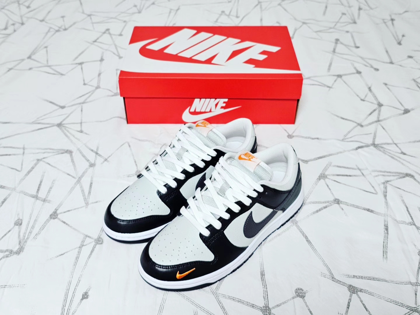 Nike Dunk Low Black Orange 착용 스타일 - 1