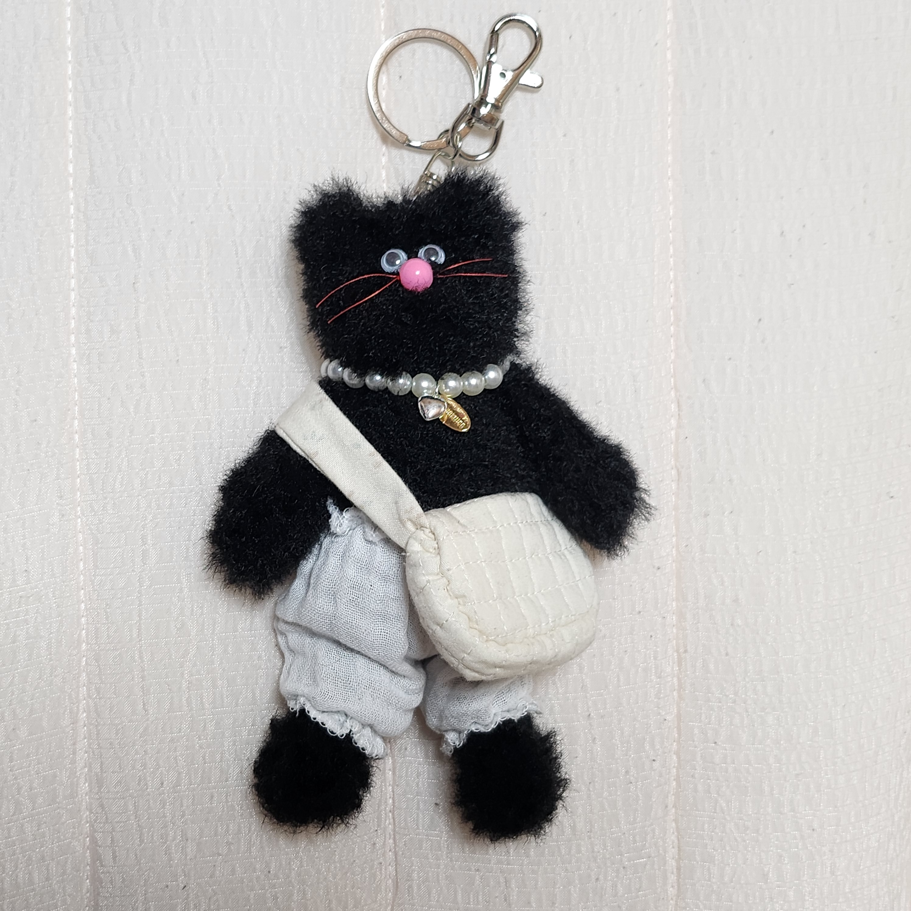 Monamhee Beulpingi & Bred Pearl Heart Necklace, Monamhee Beulpingi Keyring with White Pants Black 착용 스타일