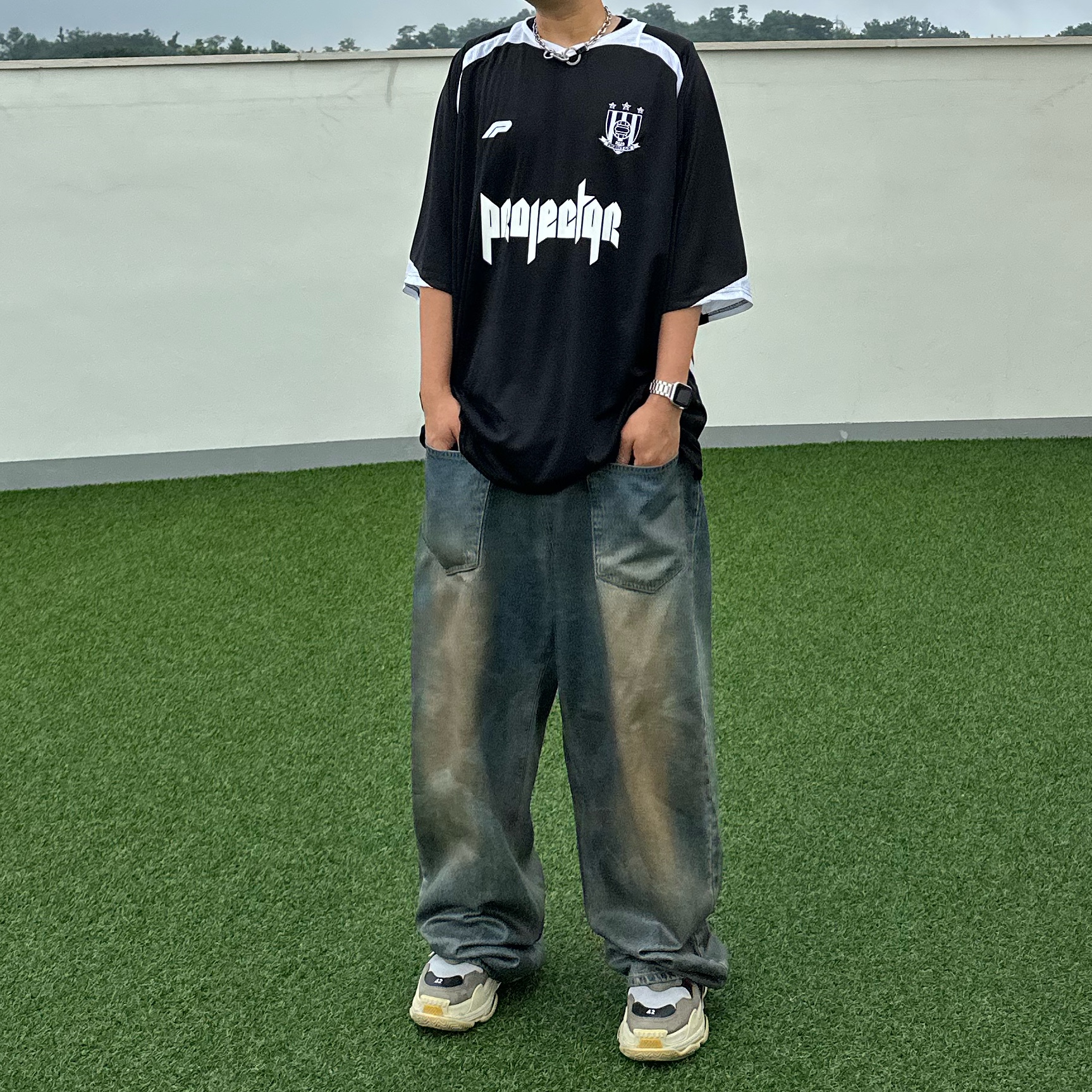 Project G/R Oversized Football Jersey Black, Project G/R Coated Backward Denim Pants Blue 착용 스타일 - 1