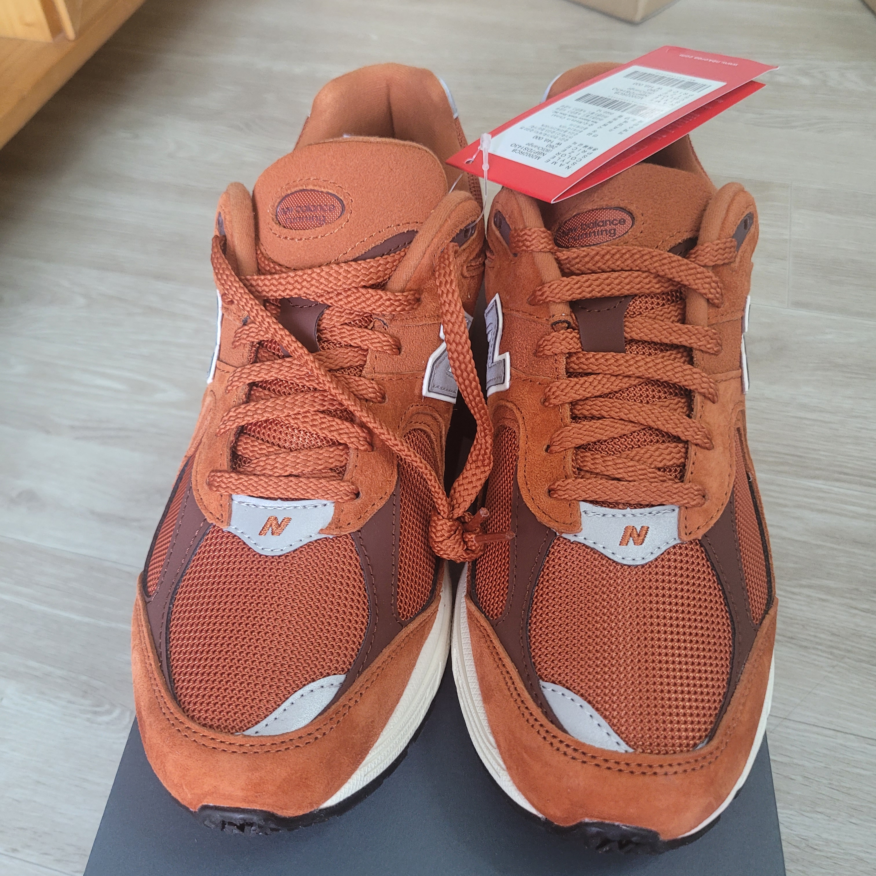 New Balance 2002R Rust Oxide 착용 스타일 - 1
