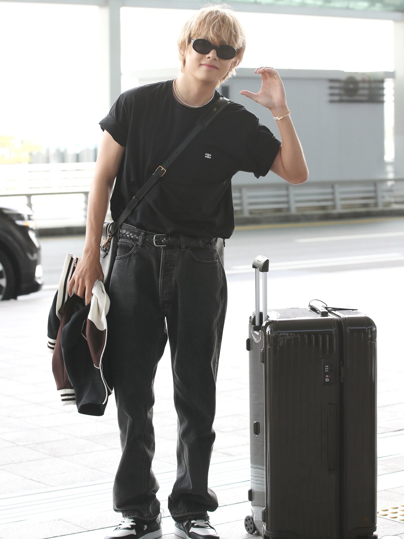(W) Celine Triomphe 01 Sunglasses in Acetate Black, Rimowa Essential Trunk Polycarbonate Matte Black 착용 스타일 - 2