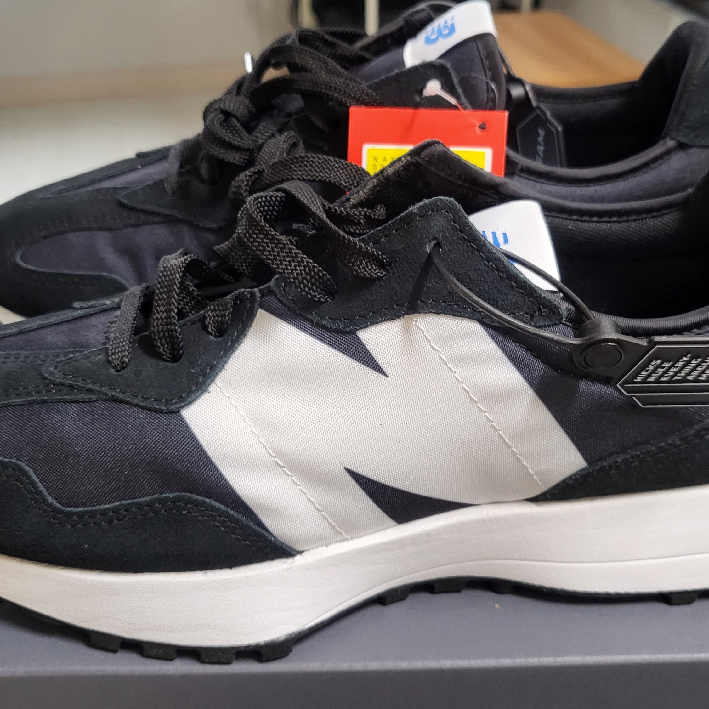 New Balance 327 Black 착용 스타일
