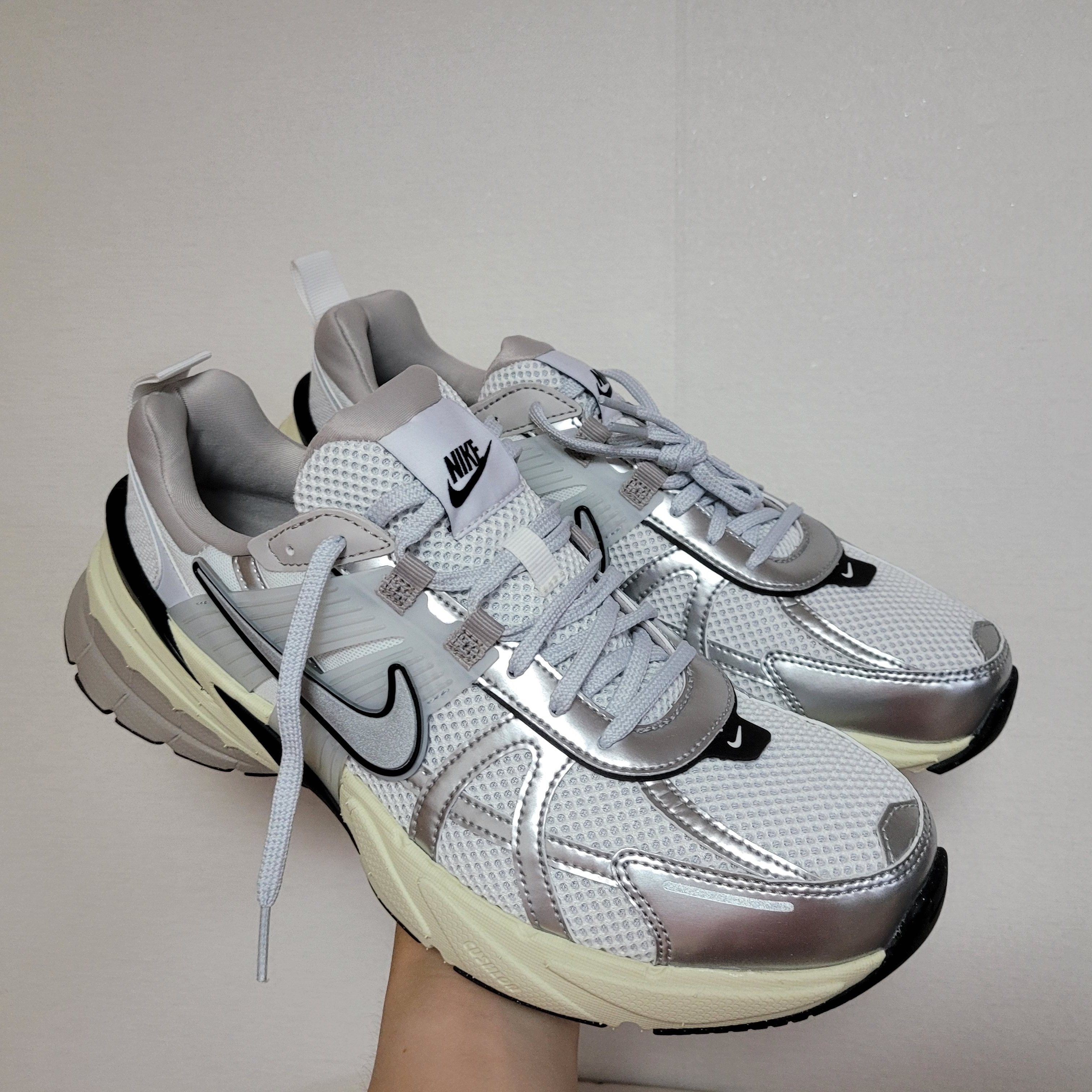 Nike V2K Run Summit White Metallic Silver 착용 스타일 - 2