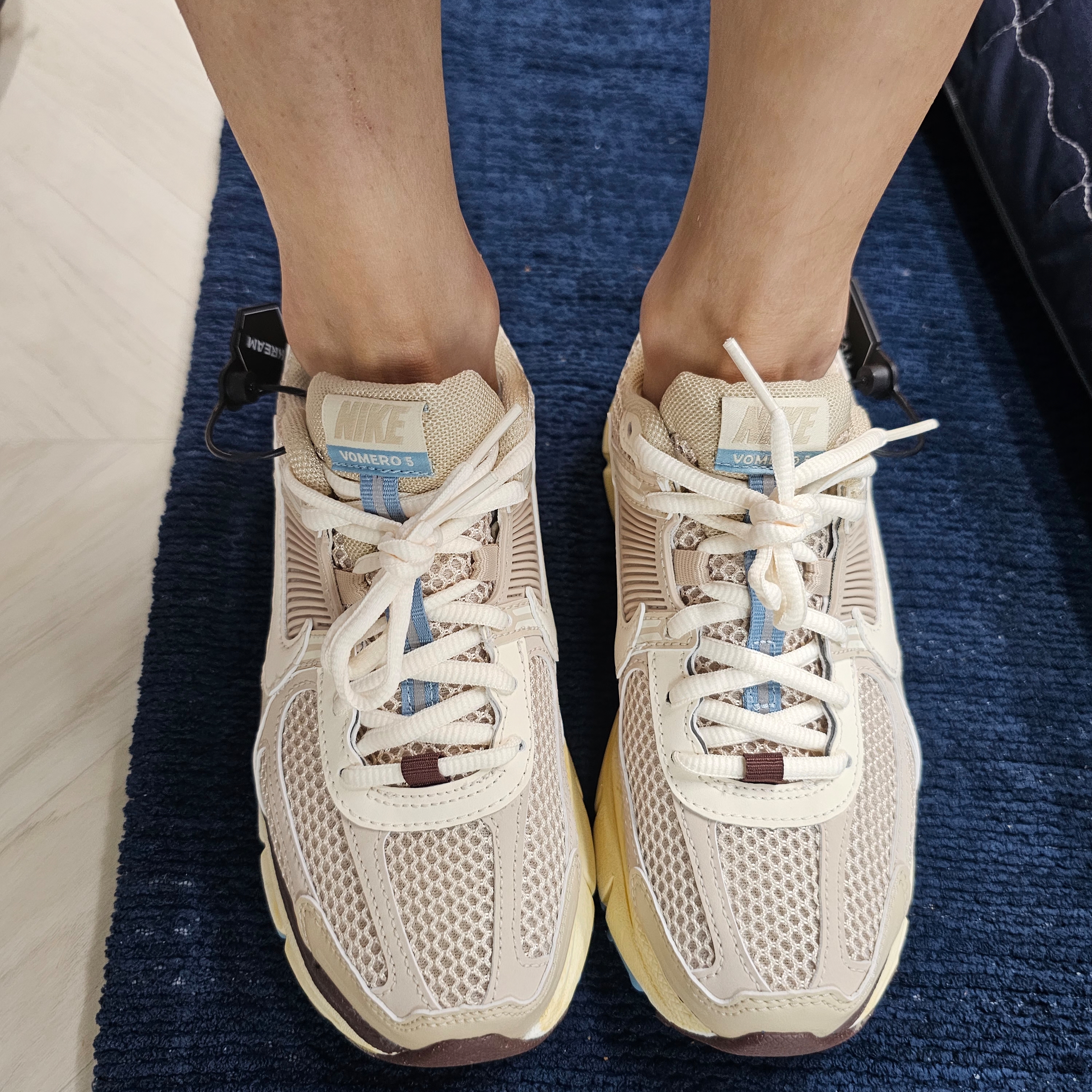 (W) Nike Zoom Vomero 5 Oatmeal 착용 스타일 - 2