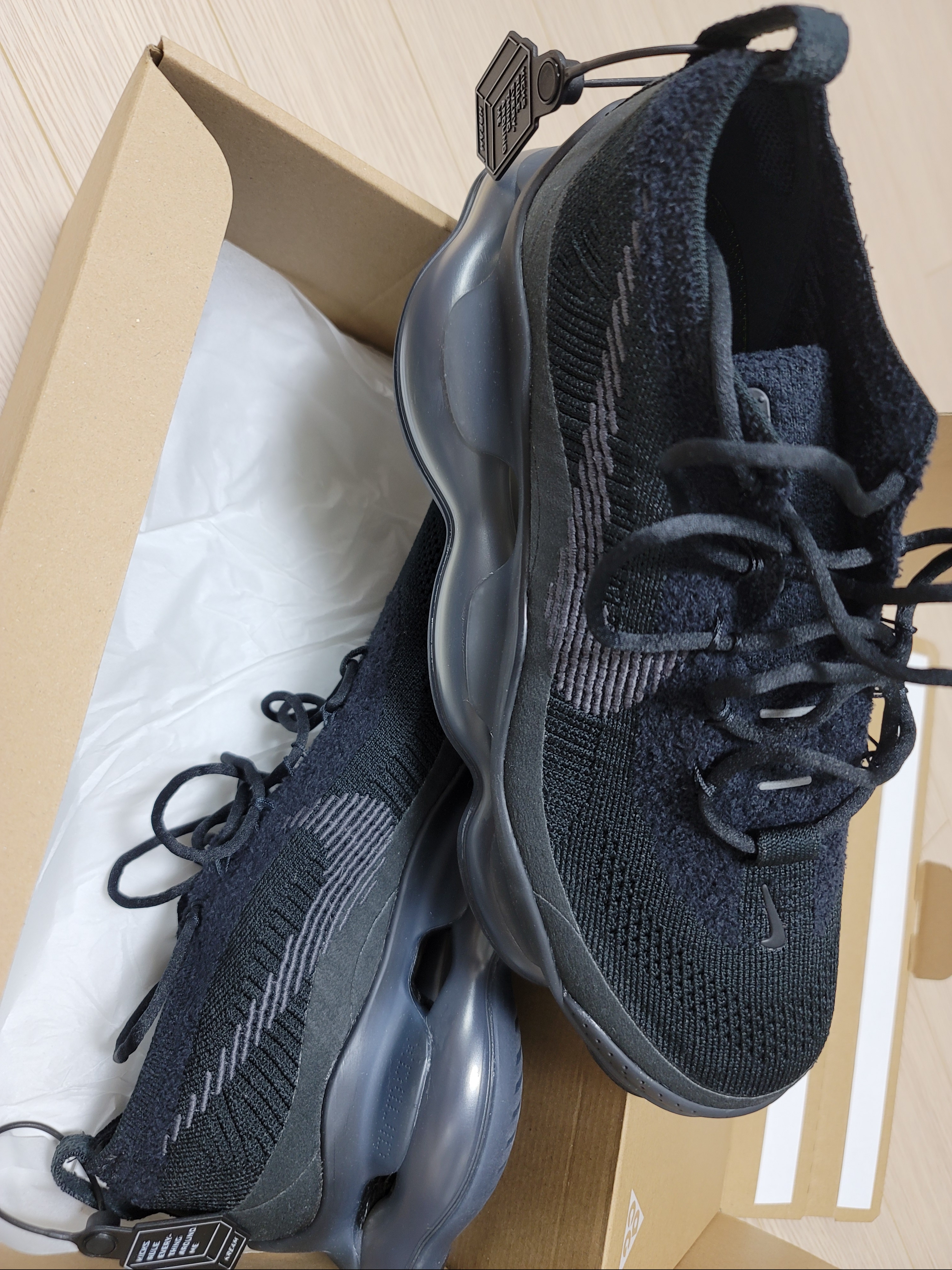 Nike Air Max Scorpion Flyknit Black Anthracite 착용 스타일