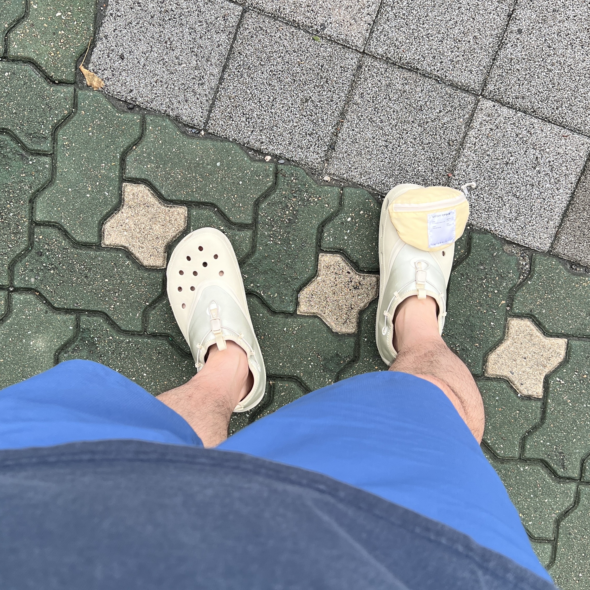 Crocs x Satisfy Classic Clog Bone 착용 스타일