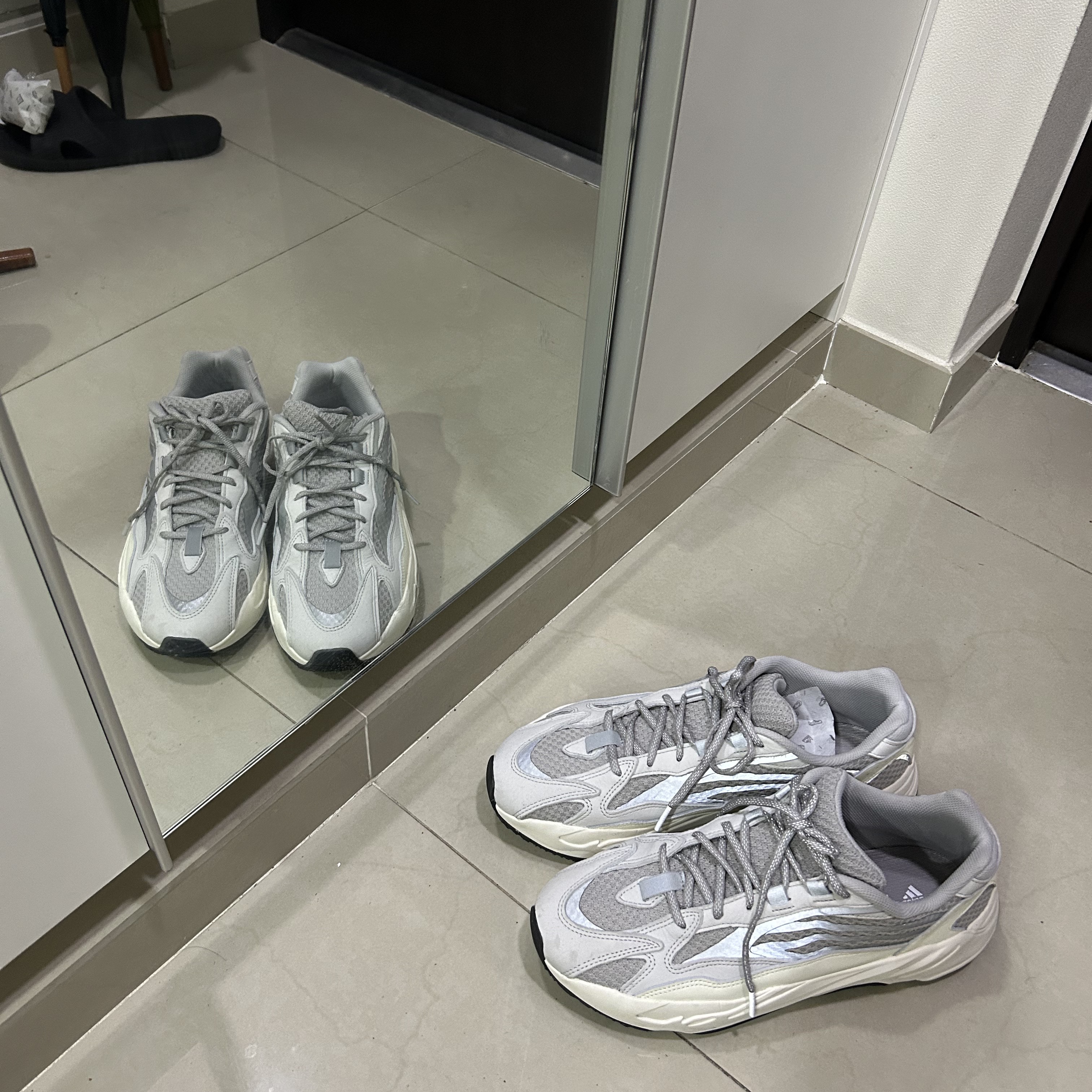 Adidas Yeezy Boost 700 V2 Static 2022 착용 스타일
