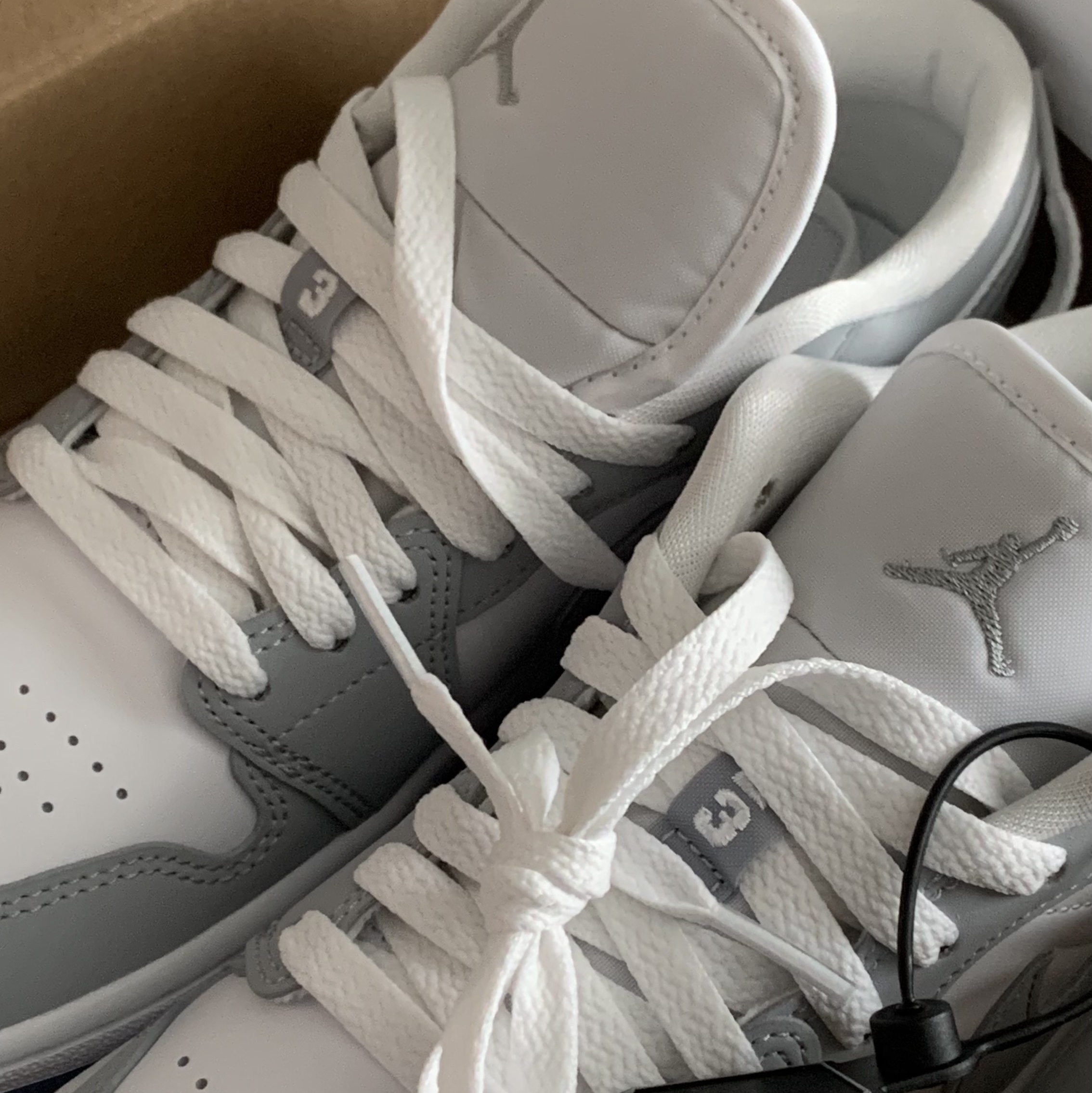(W) Jordan 1 Low White Wolf Grey 착용 스타일 - 1