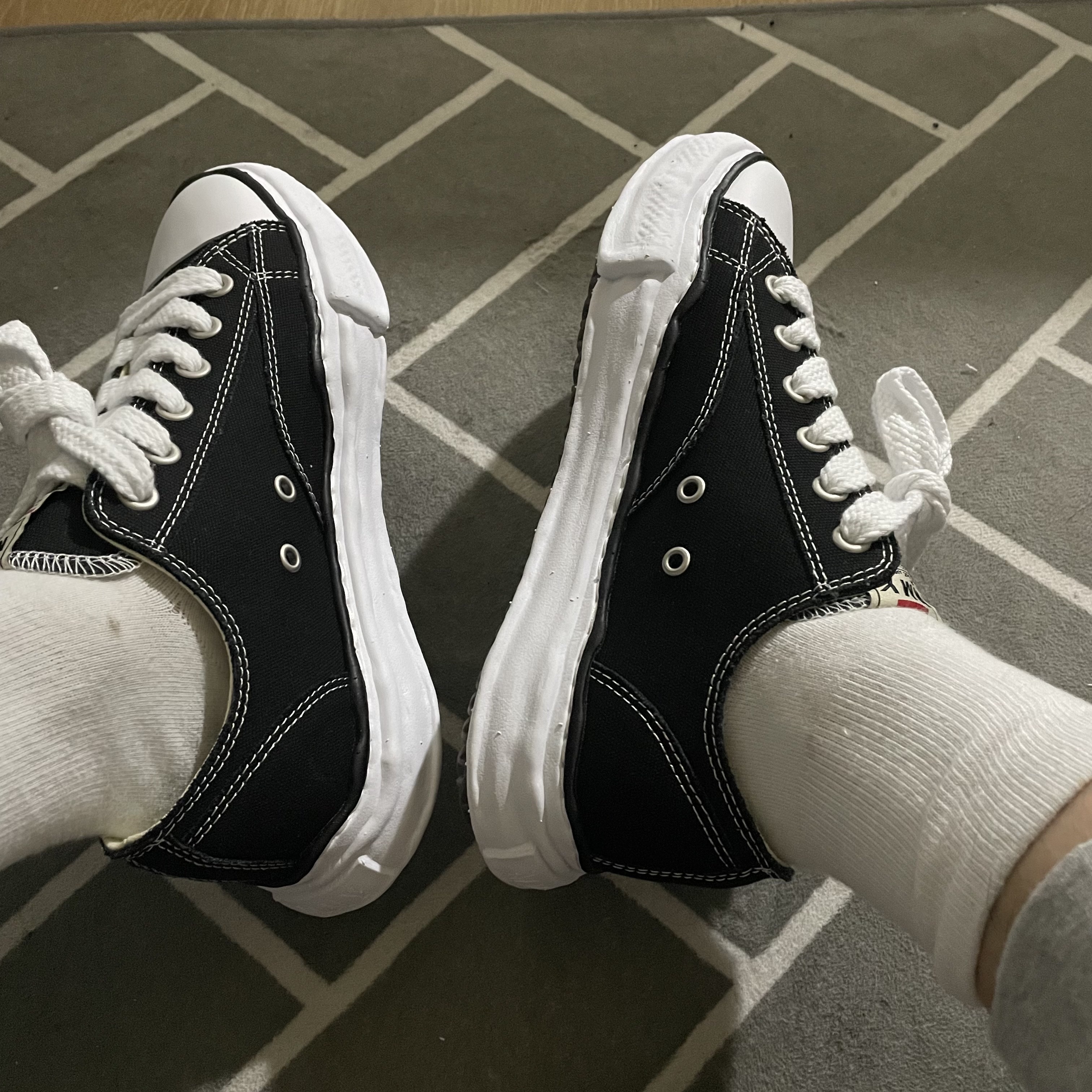 Maison Mihara Yasuhiro Peterson OG Sole Canvas Low Sneakers Black 착용 스타일 - 2