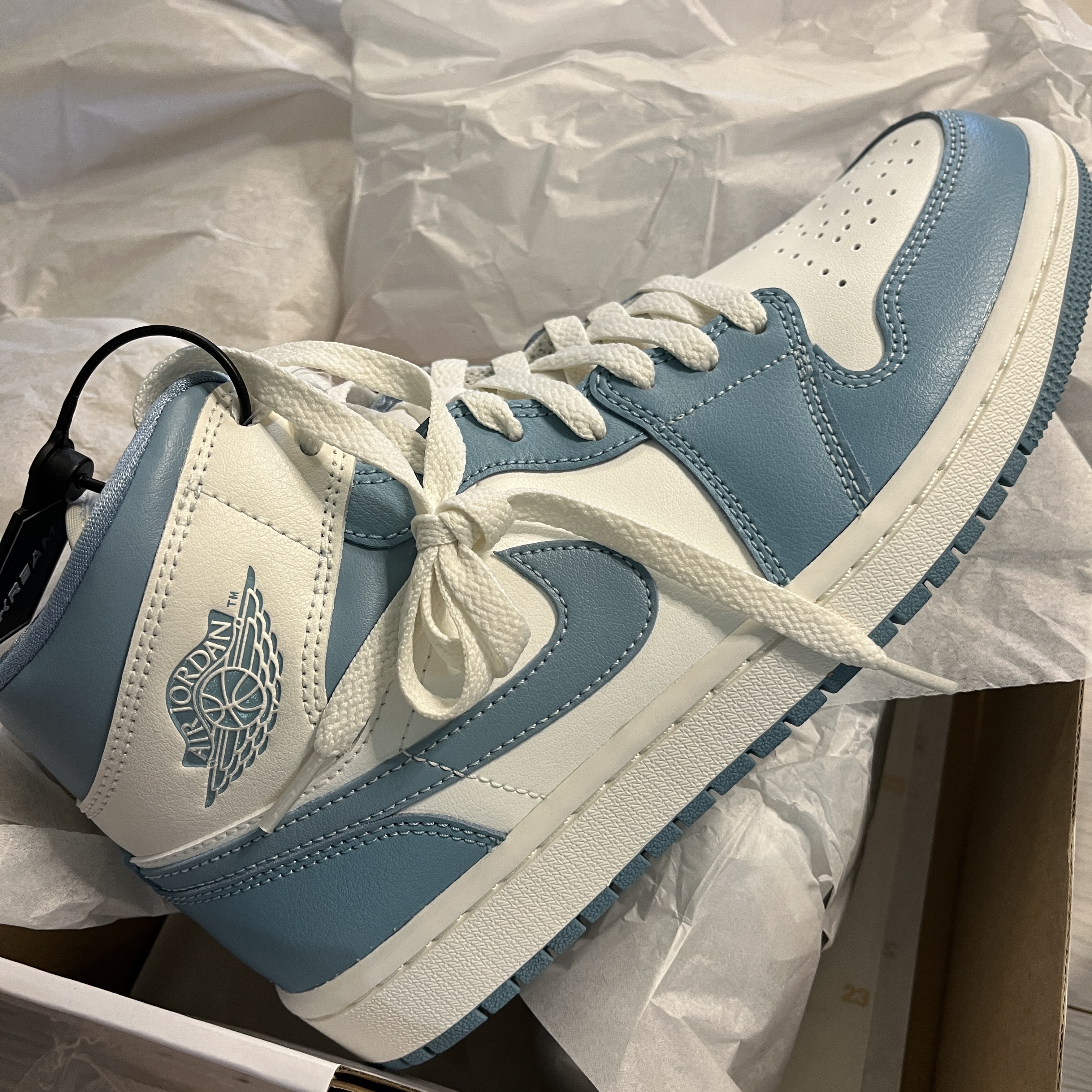 (W) Jordan 1 Mid Sail and Worn Blue 착용 스타일