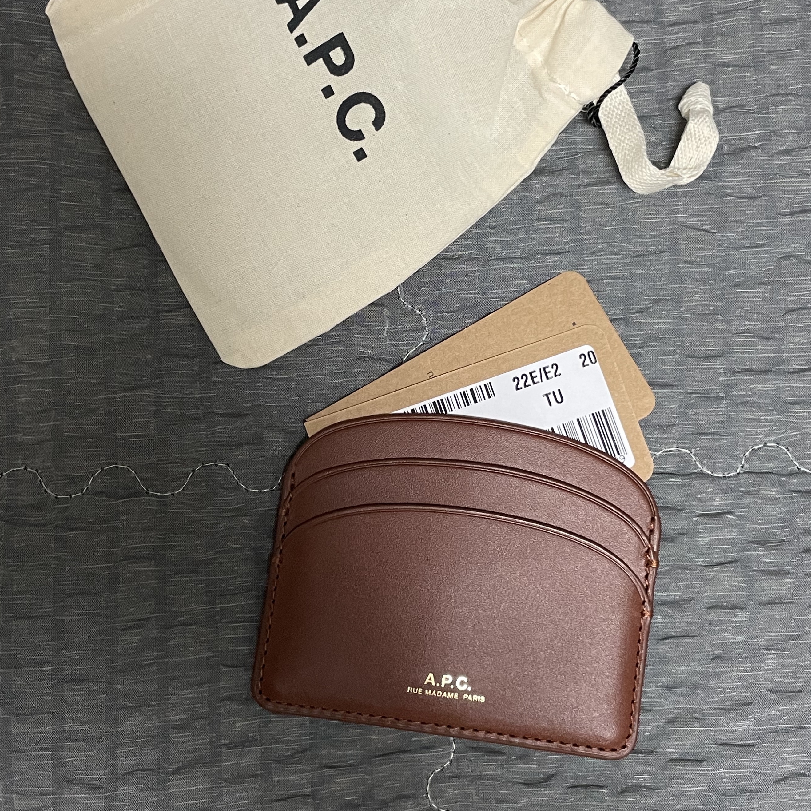 A.P.C. Demi-Lune Card Holder Nut Brown 착용 스타일