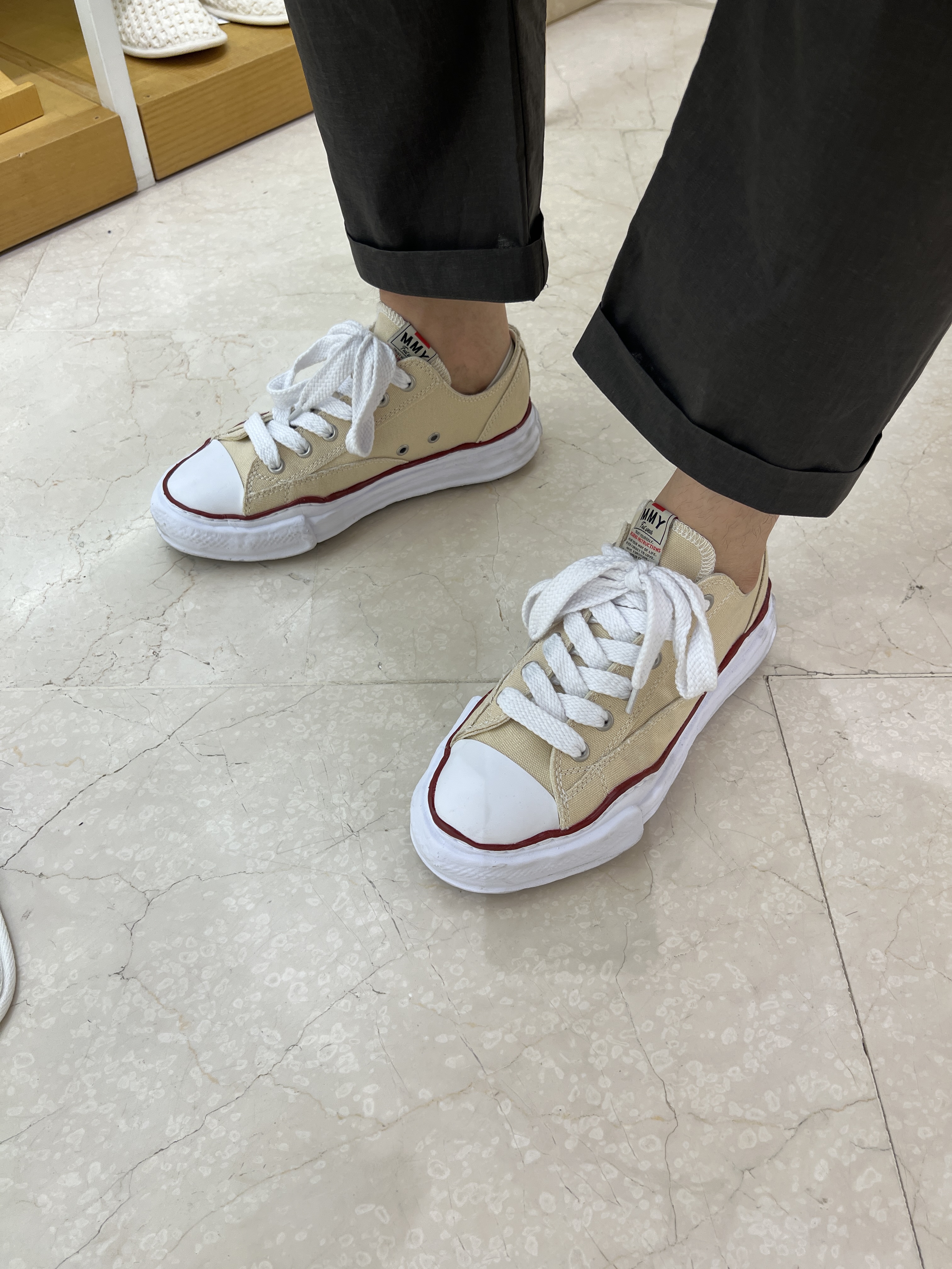 Maison Mihara Yasuhiro Peterson OG Sole Canvas Low-top Sneakers Natural 착용 스타일 - 1