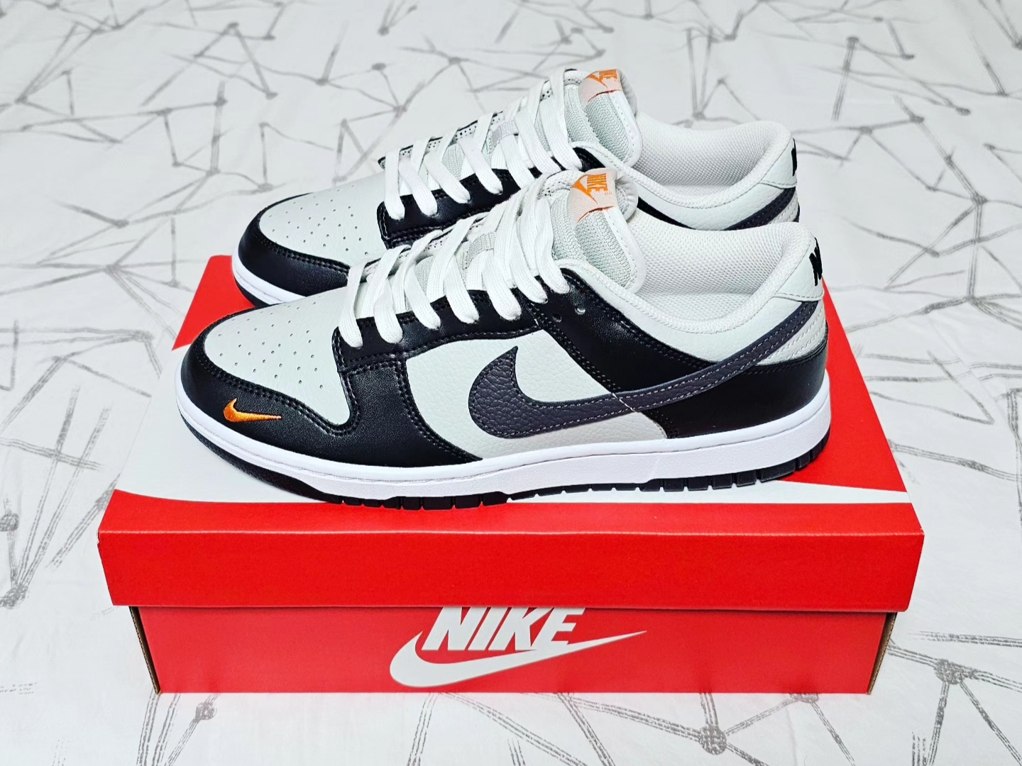 Nike Dunk Low Black Orange 착용 스타일 - 2