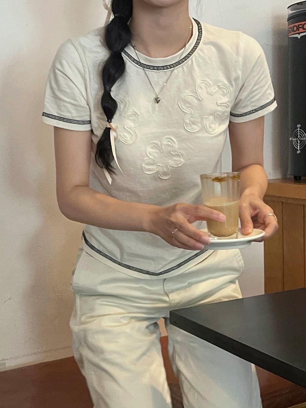 Safarispot Women 1/2 Flower Greige Tee Ivory 착용 스타일 - 2