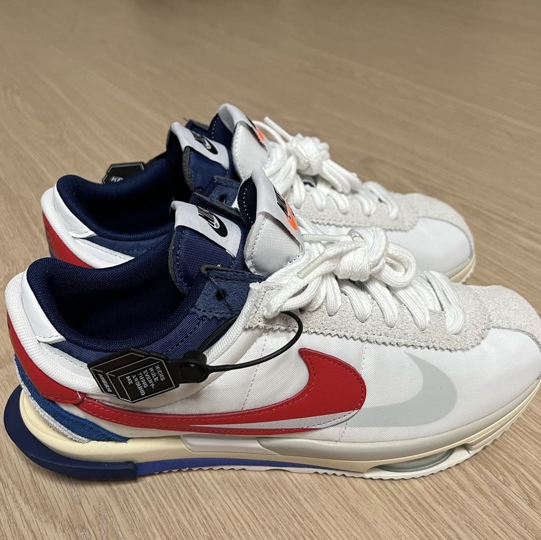 Nike x Sacai Zoom Cortez SP White and University Red 착용 스타일 - 2