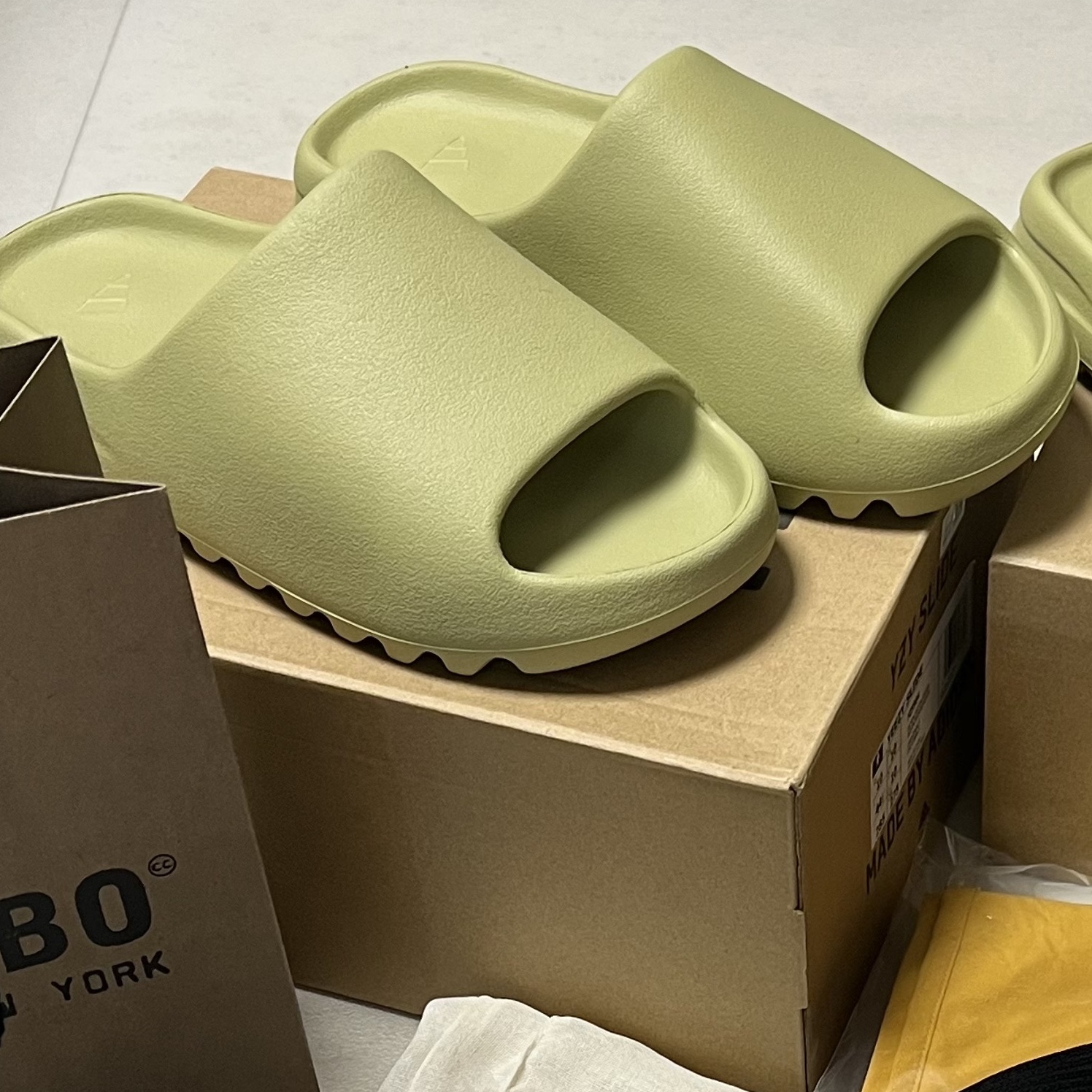 Adidas Yeezy Slide Resin 2022 착용 스타일