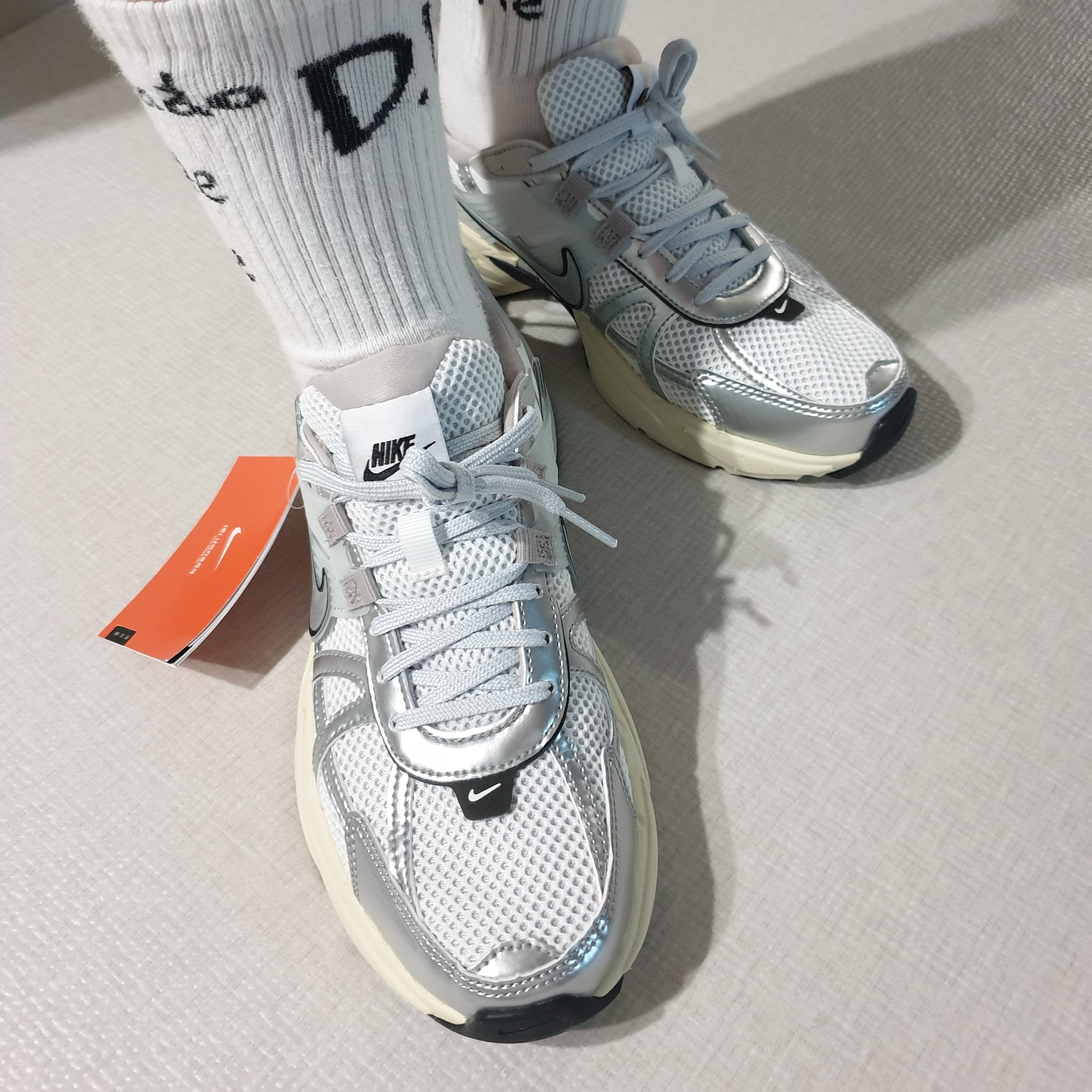 Nike V2K Run Summit White Metallic Silver 착용 스타일