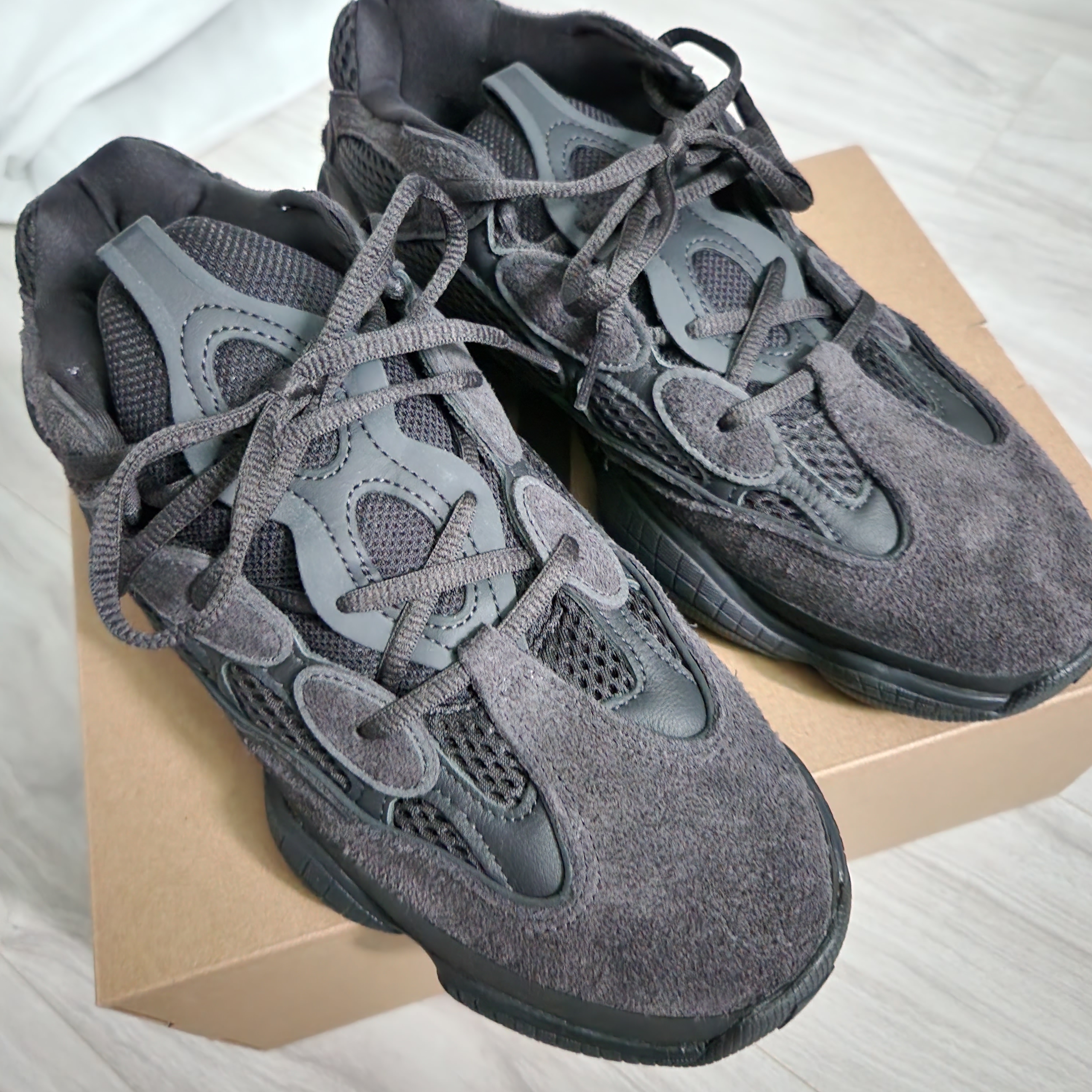 Adidas Yeezy 500 Utility Black 2022/2023 착용 스타일