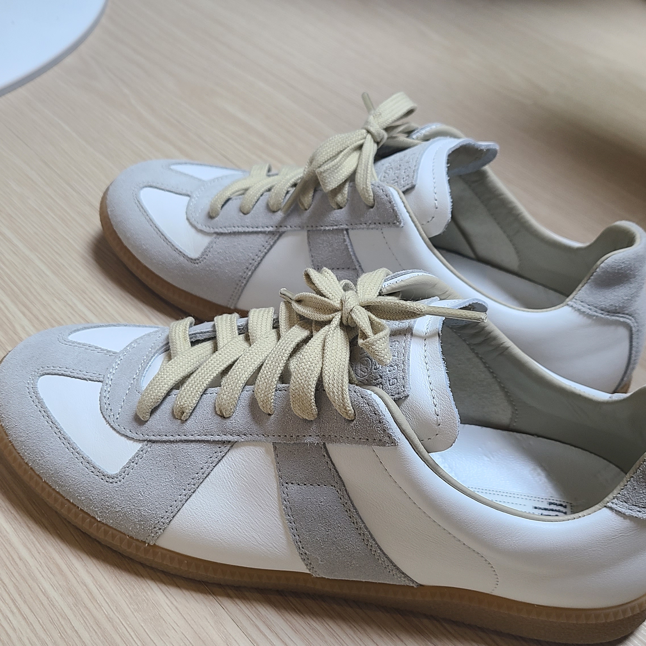 Maison Margiela Calfskin Replica Sneakers 착용 스타일