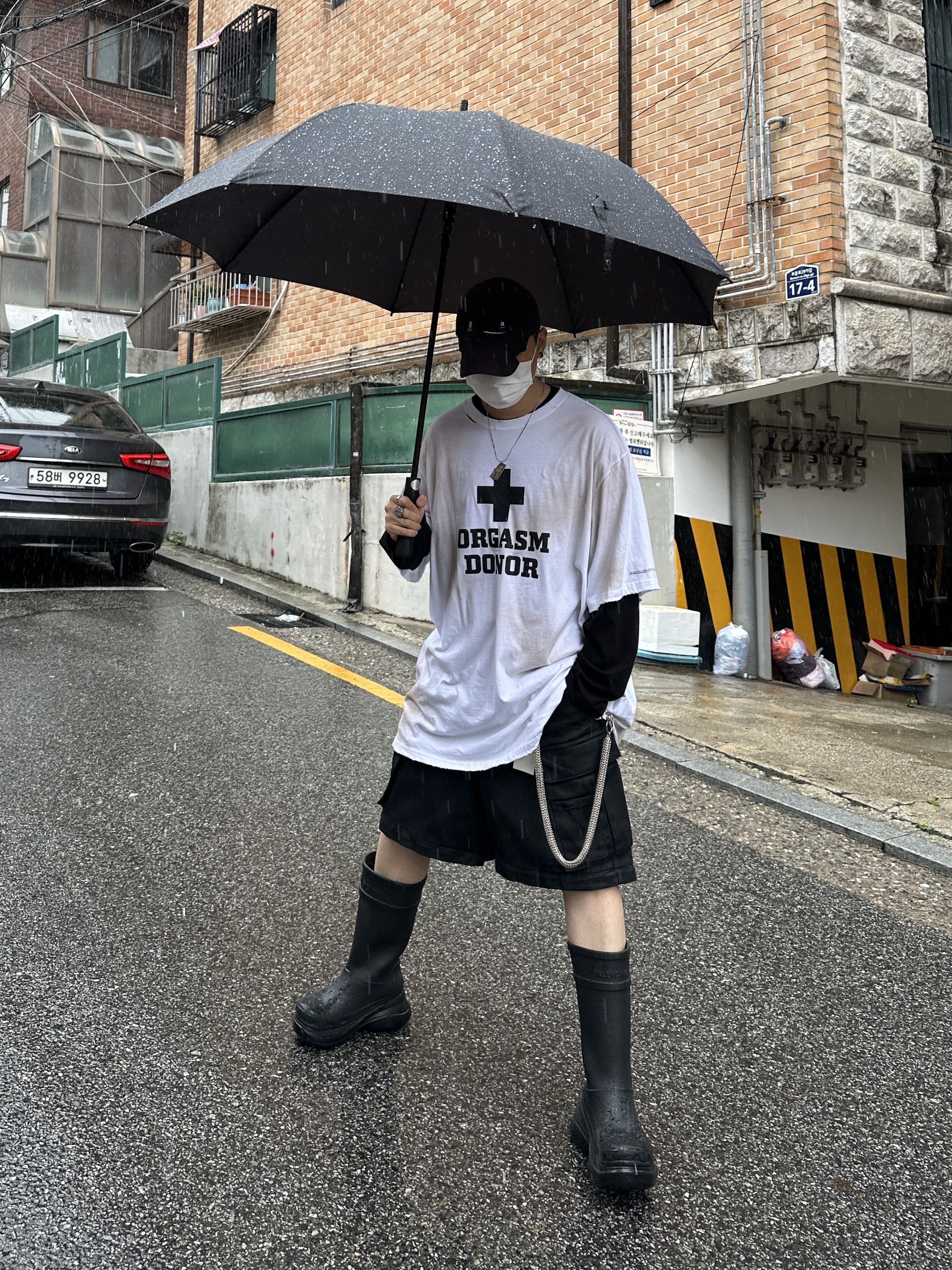 Project G/R Orgasm Donor T-Shirt Dirty White, Project G/R Oversized Convertible Cargo Pants Coated Black 착용 스타일 - 3
