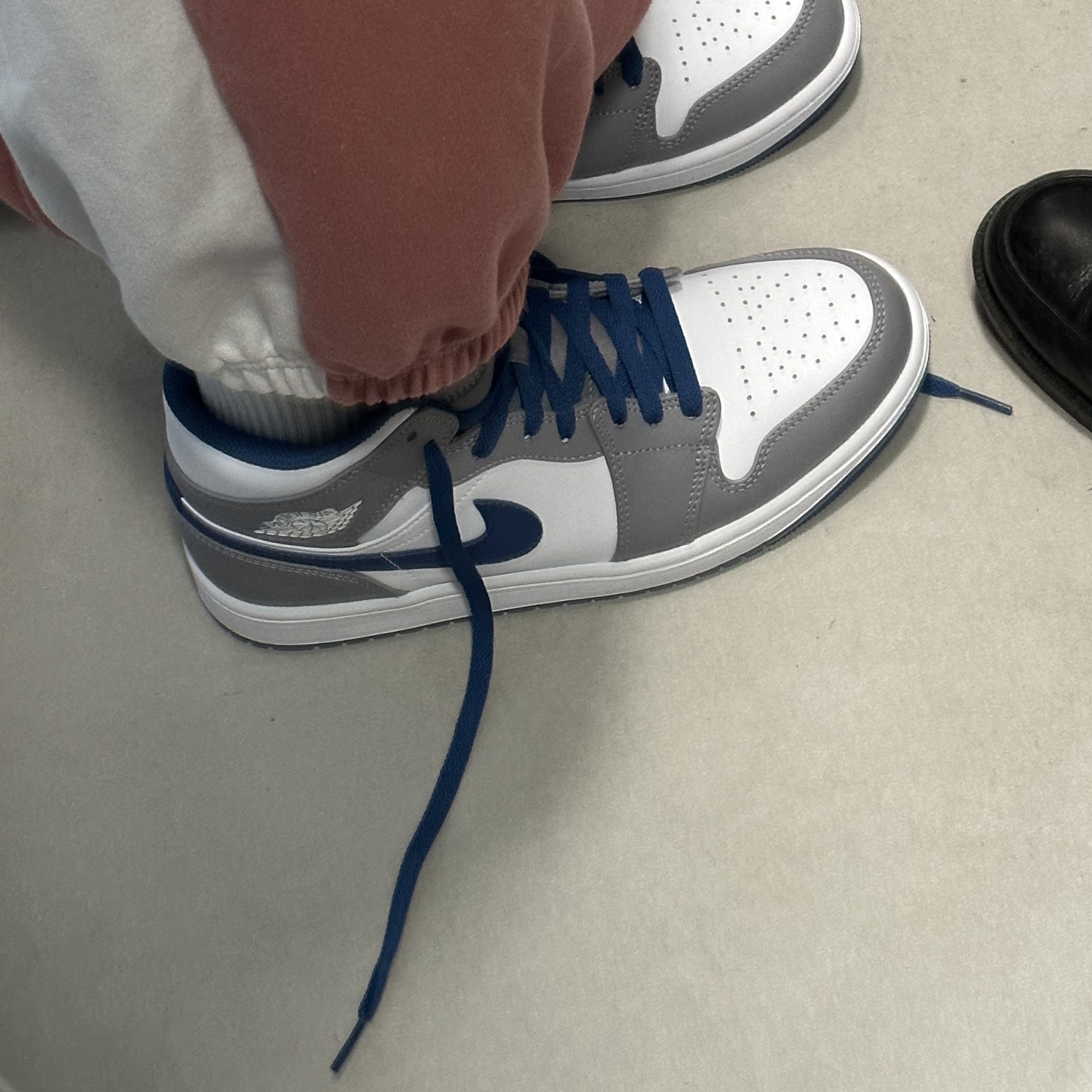 Jordan 1 Mid Cement Grey True Blue 착용 스타일 - 3