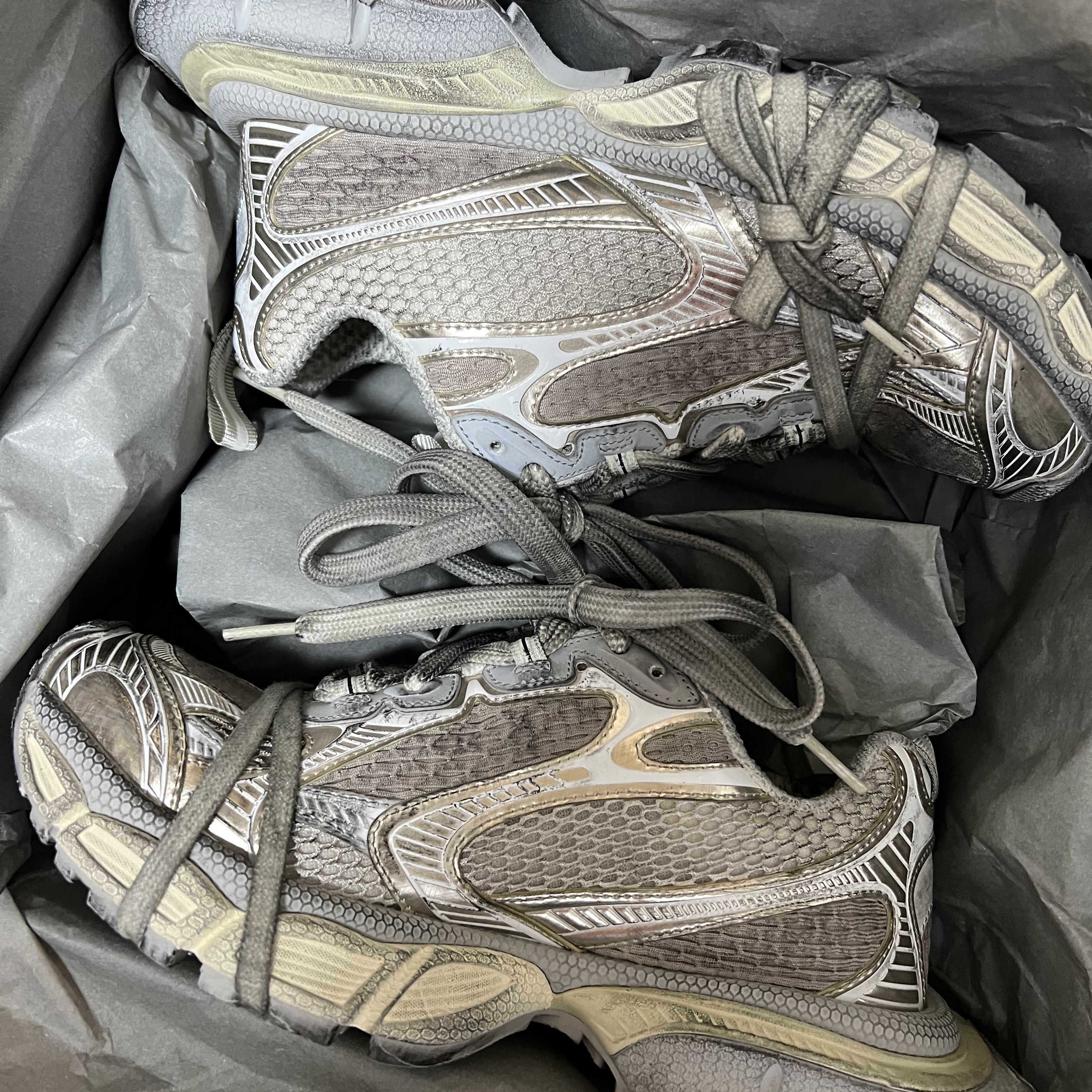 (W) Balenciaga 3XL Sneakers Light Beige 착용 스타일