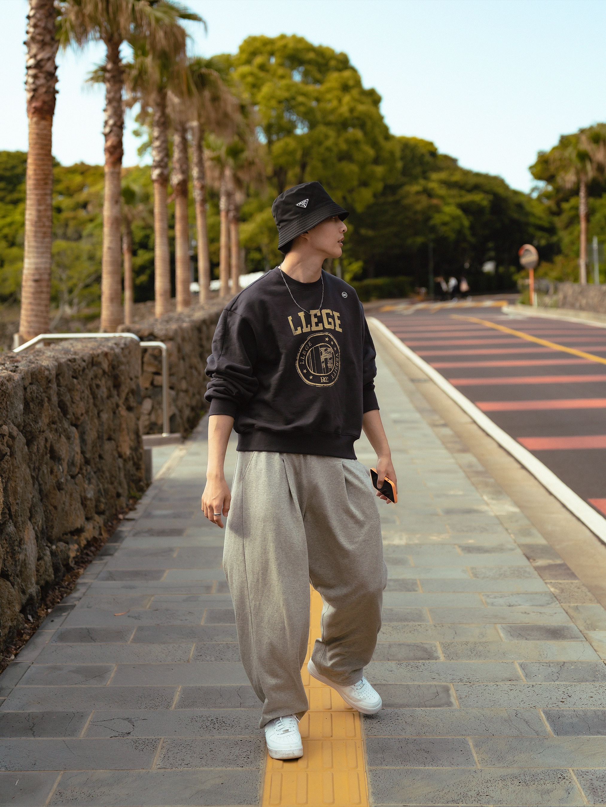 Prada Re-Nylon Bucket Hat Black, Nike Air Force 1 '07 Low White 착용 스타일 - 1