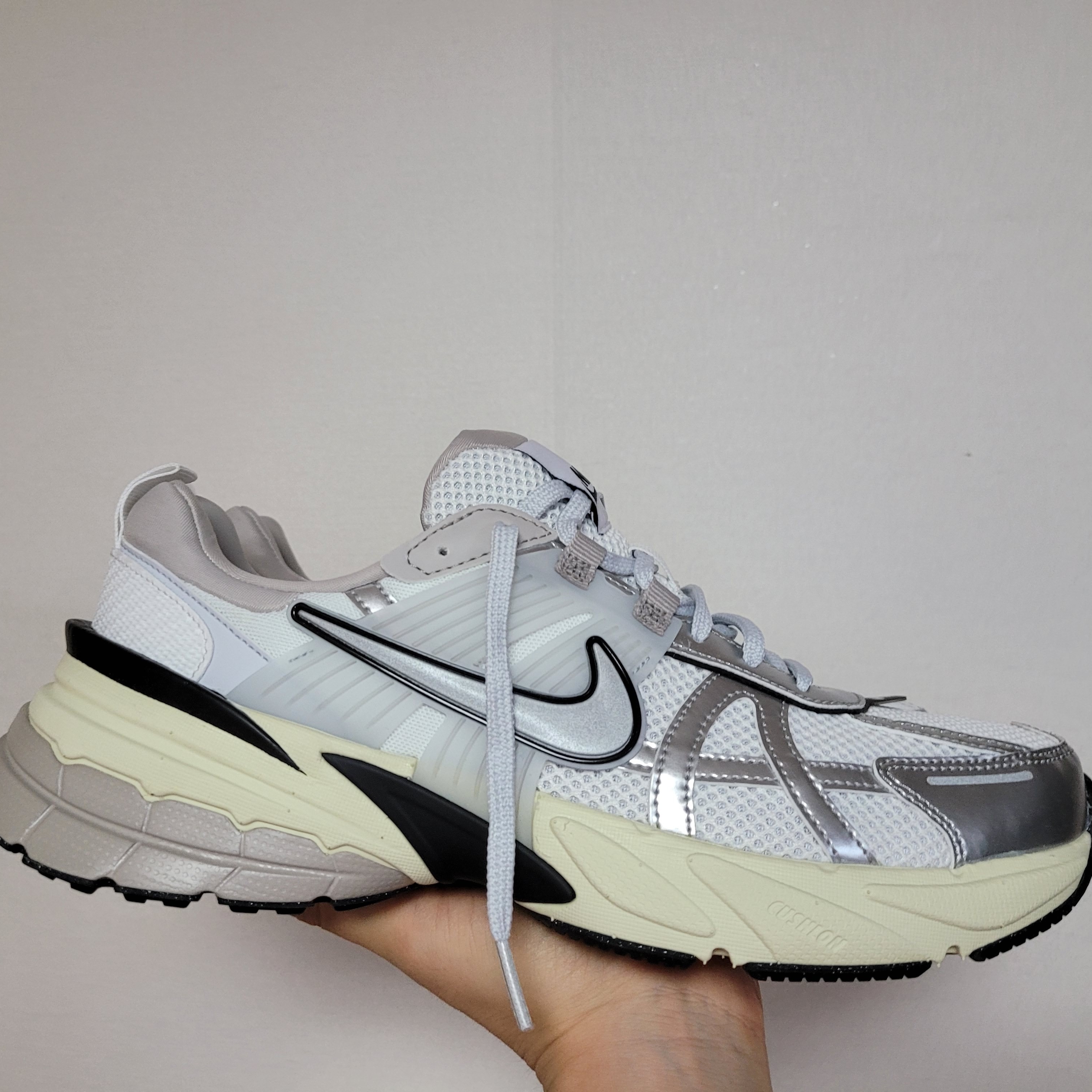 Nike V2K Run Summit White Metallic Silver 착용 스타일 - 1