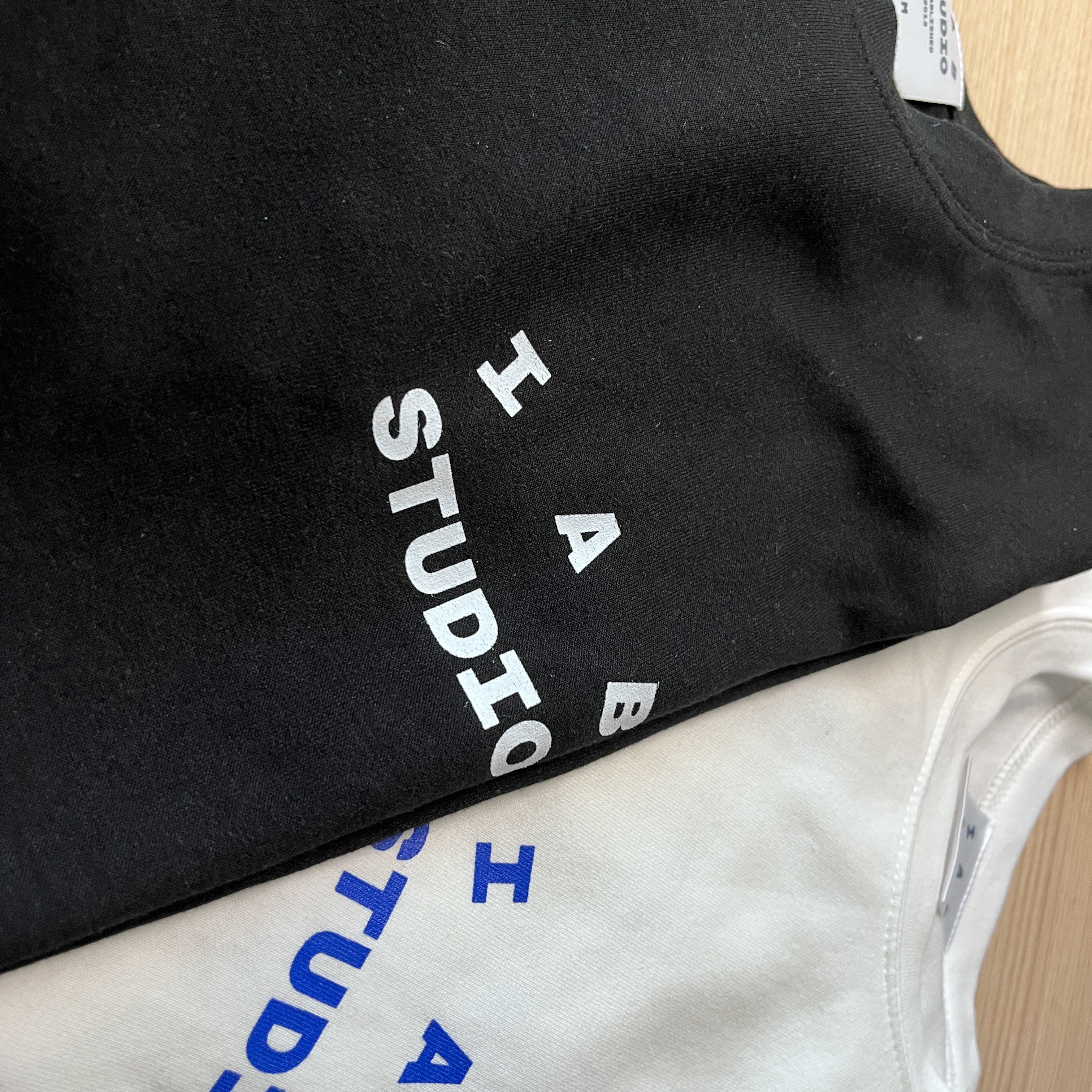 IAB Studio 10th Anniversary T-Shirts Pack White & Black (2 Pack) 착용 스타일