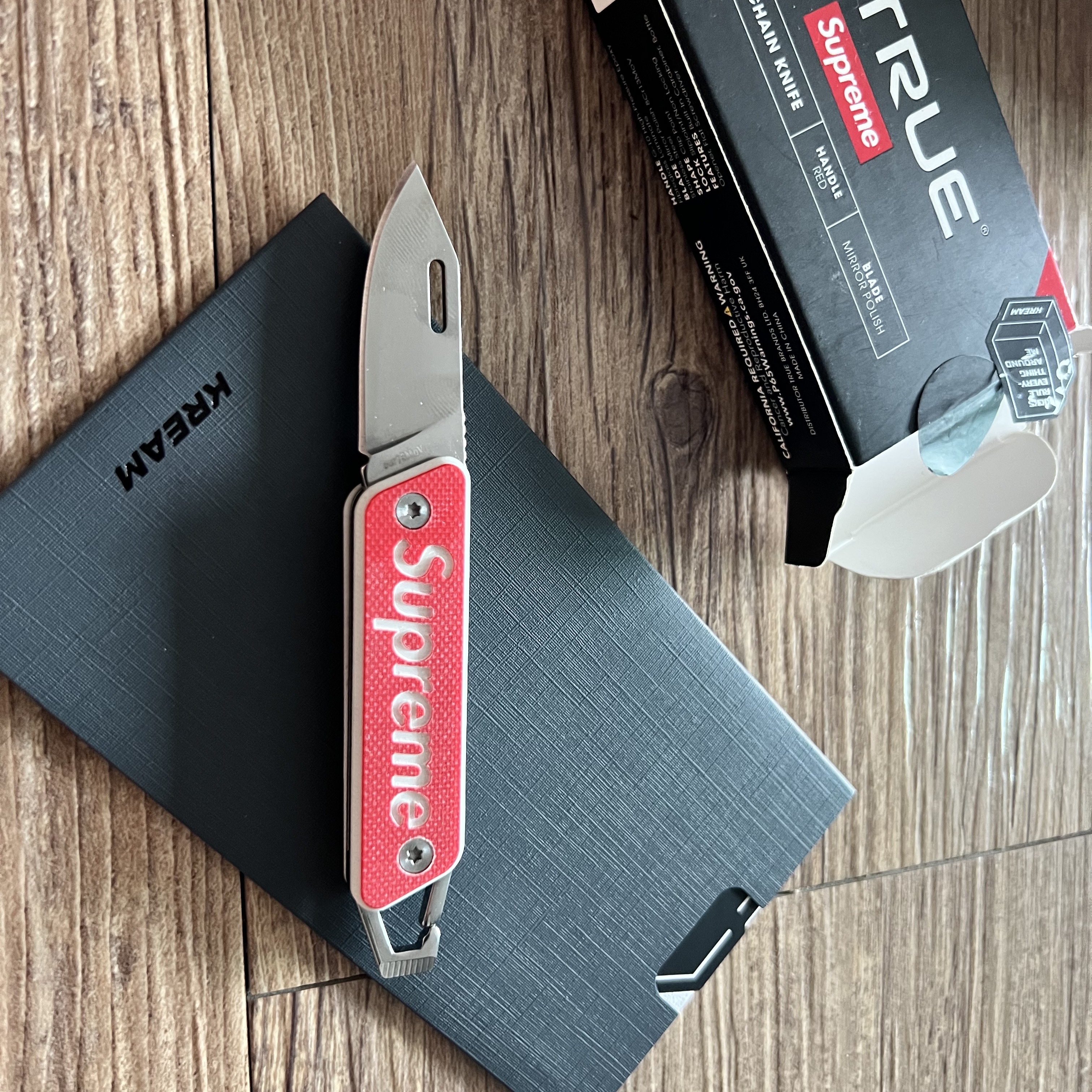 Supreme x True Modern Keychain Knife Red - 22SS 착용 스타일 - 3