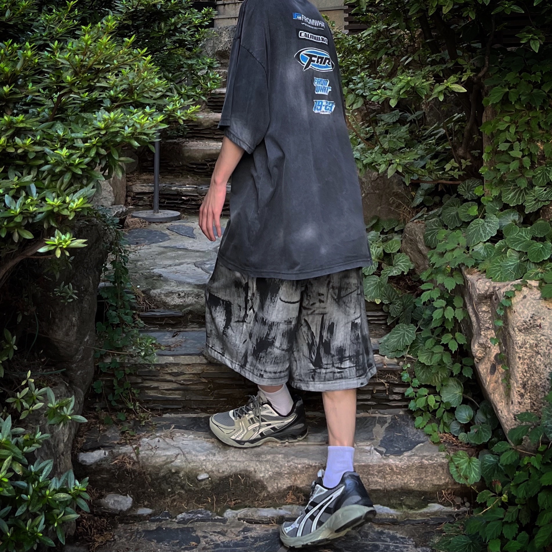 Farfromwhat Far Washed Logo T-Shirt Black, Undermycar Nimbus Rough Oil Coating Sweatshorts Ultimate Gray - 23SS 착용 스타일 - 2