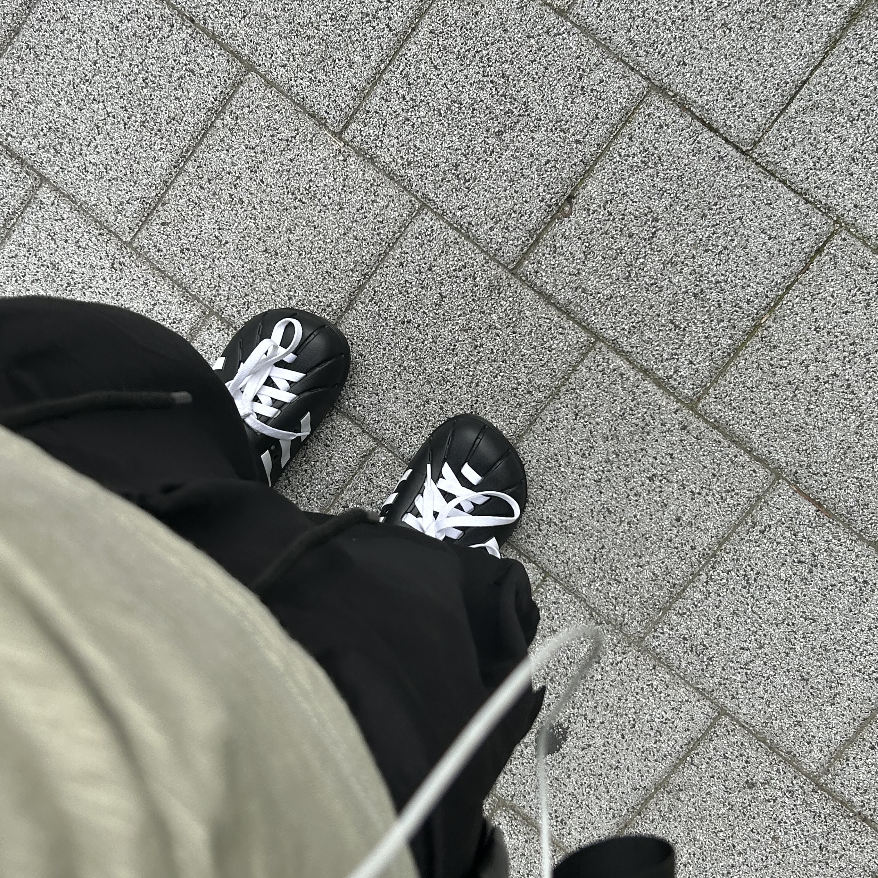 Adidas Adilette Clog Black White 착용 스타일
