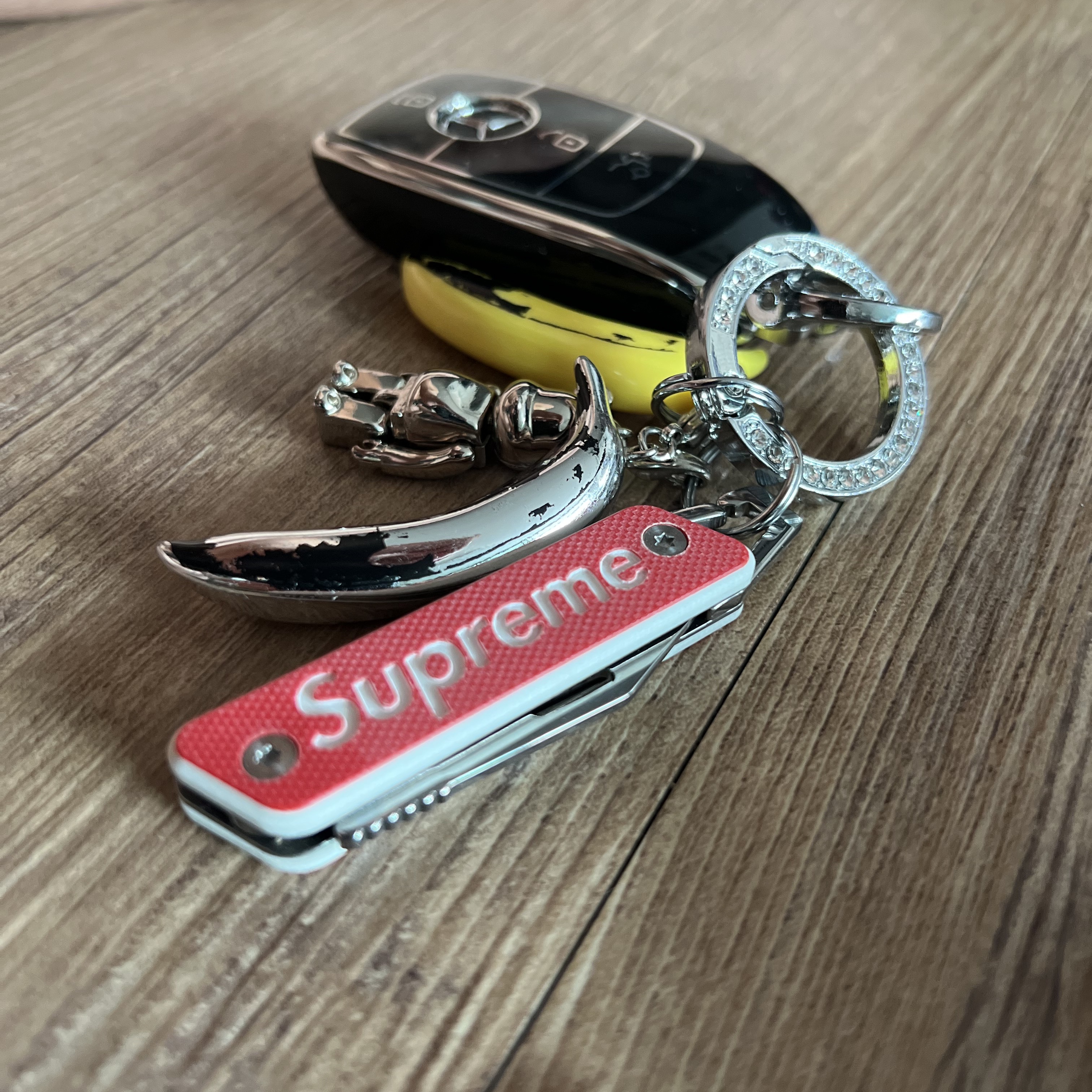Supreme x True Modern Keychain Knife Red - 22SS 착용 스타일 - 4