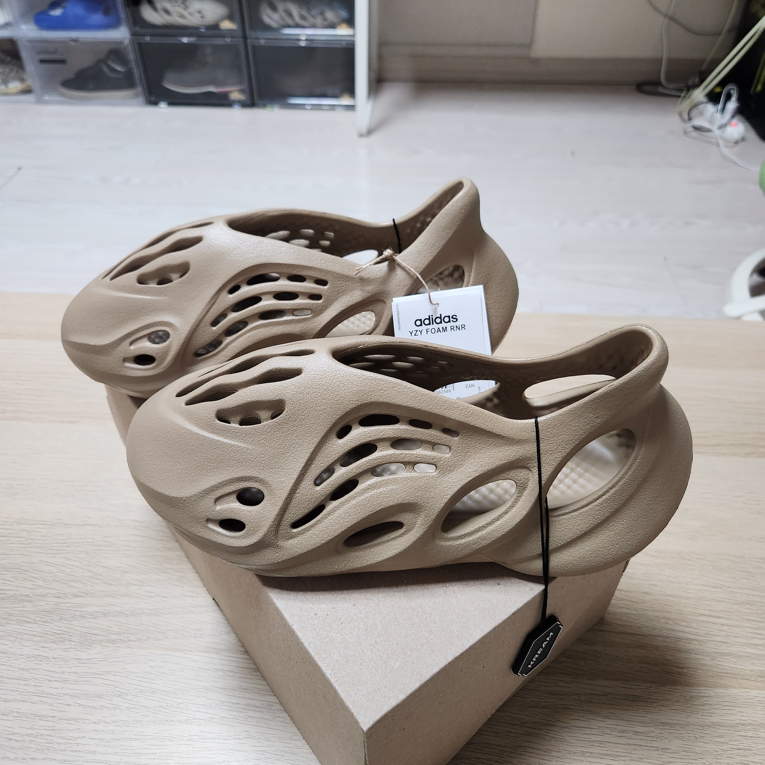Adidas Yeezy Foam RNNR Clay Taupe 착용 스타일 - 1