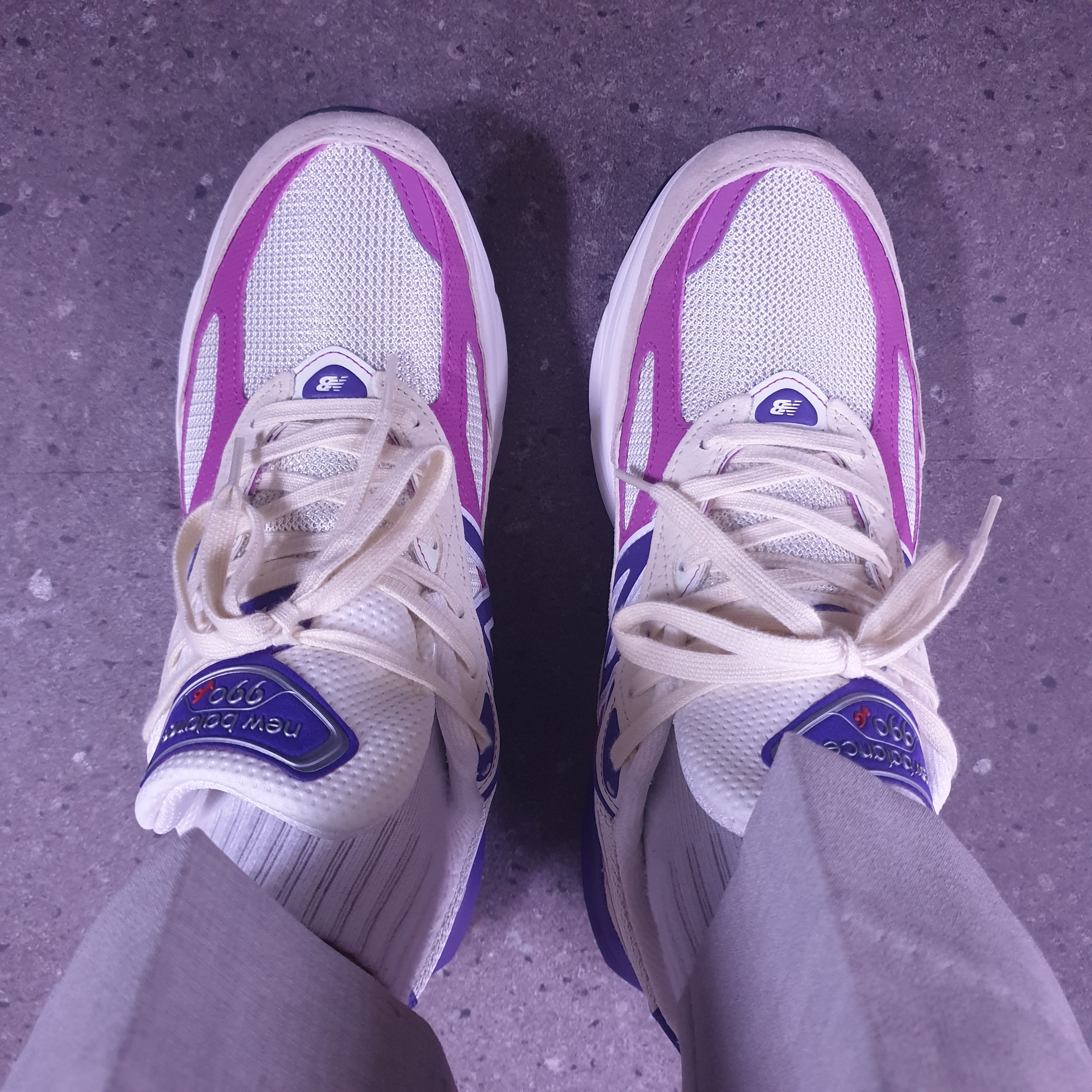 New Balance 990v6 Made in USA Limestone Magenta 착용 스타일 - 2