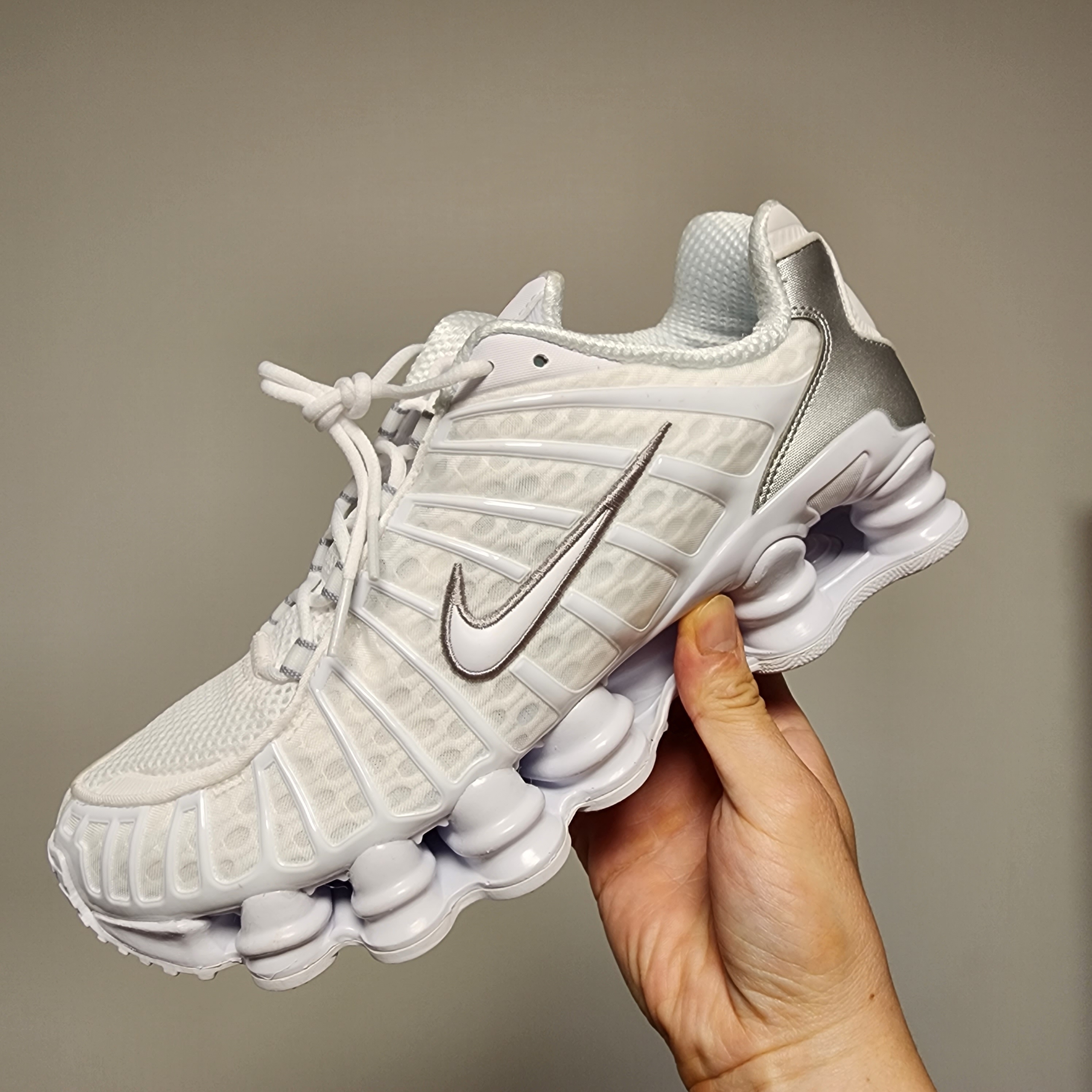 (W) Nike Shox TL White and Max Orange 착용 스타일 - 1