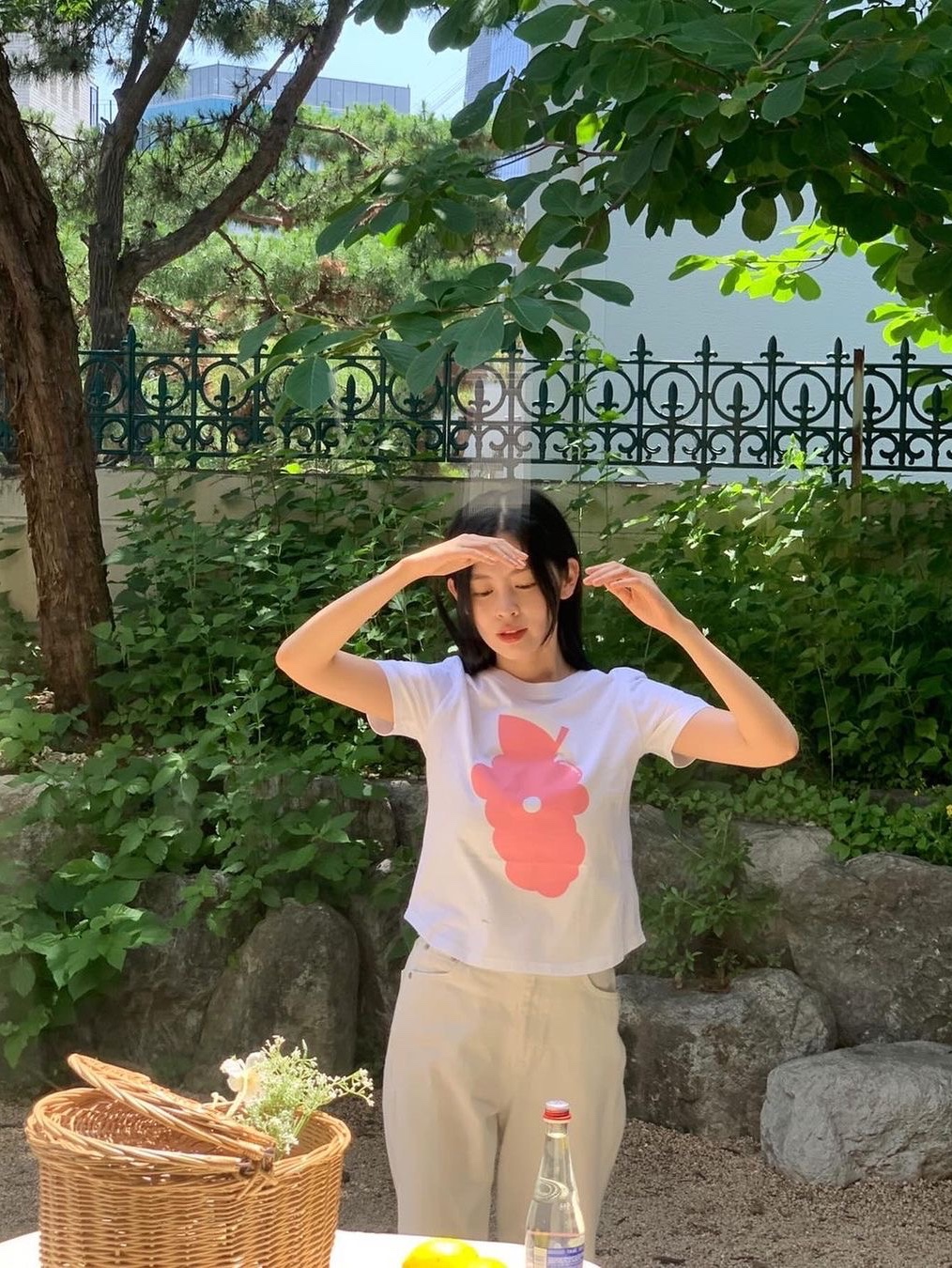 Safarispot Women 1/2 Grape Round Tee White 착용 스타일