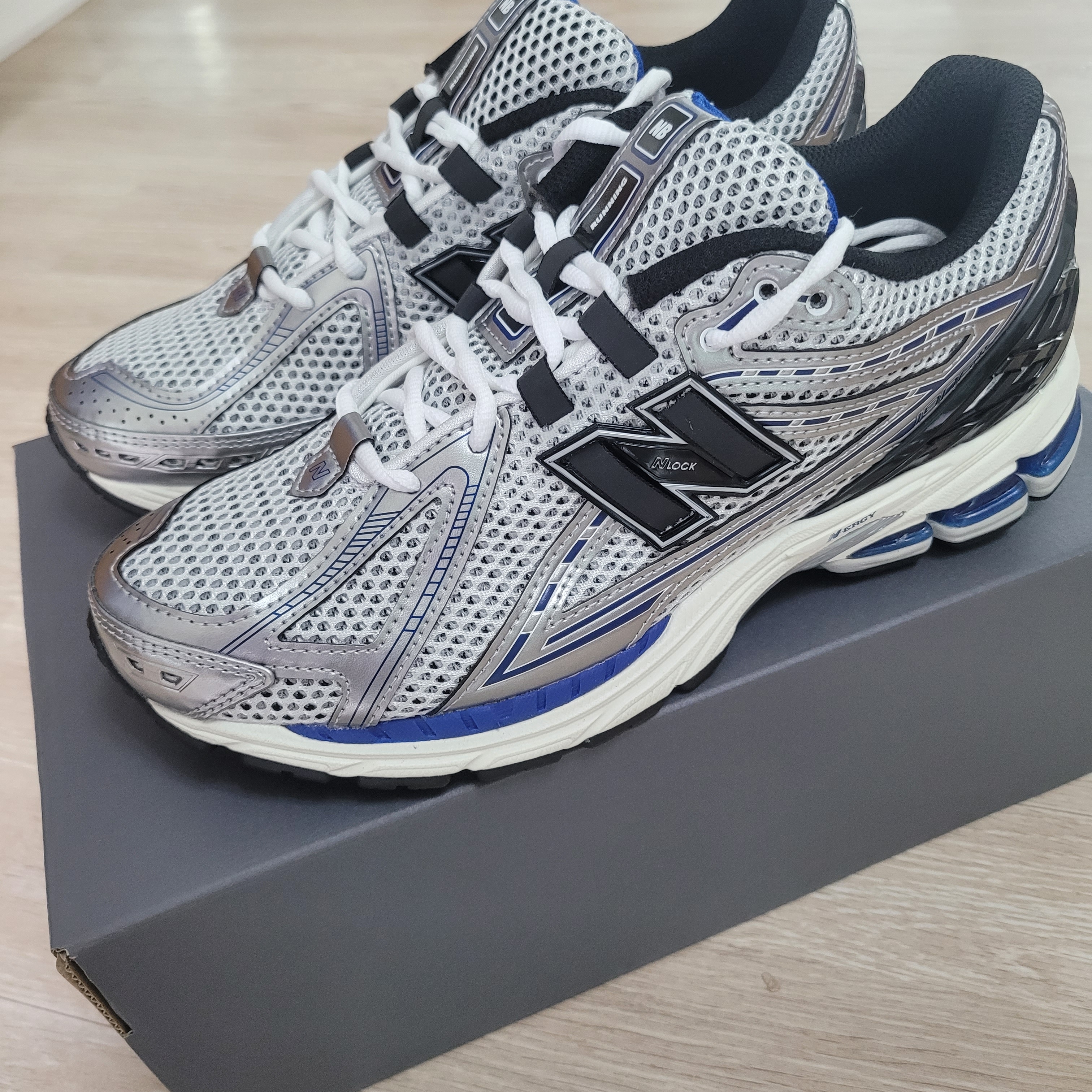 New Balance 1906R Silver Metallic 착용 스타일 - 1